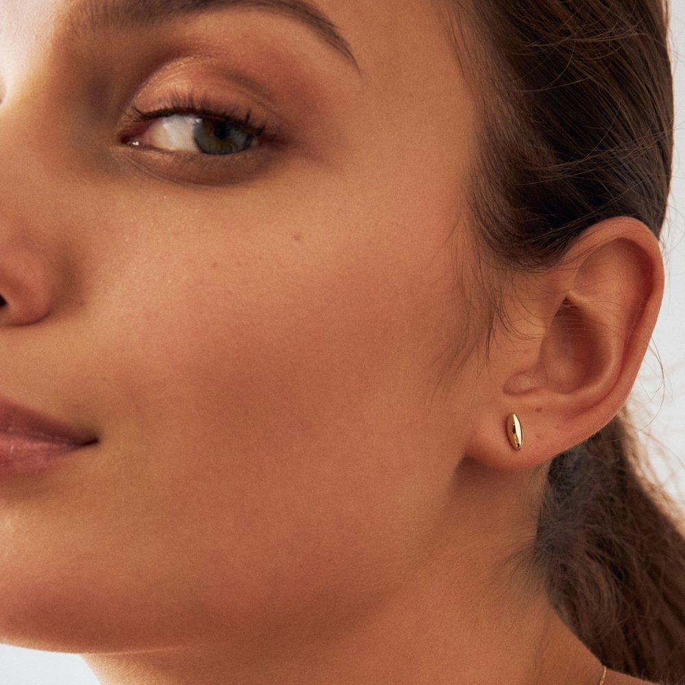 Mini Oval Stud Earrings in 14K Solid Yellow Gold In New Condition For Sale In New York, NY
