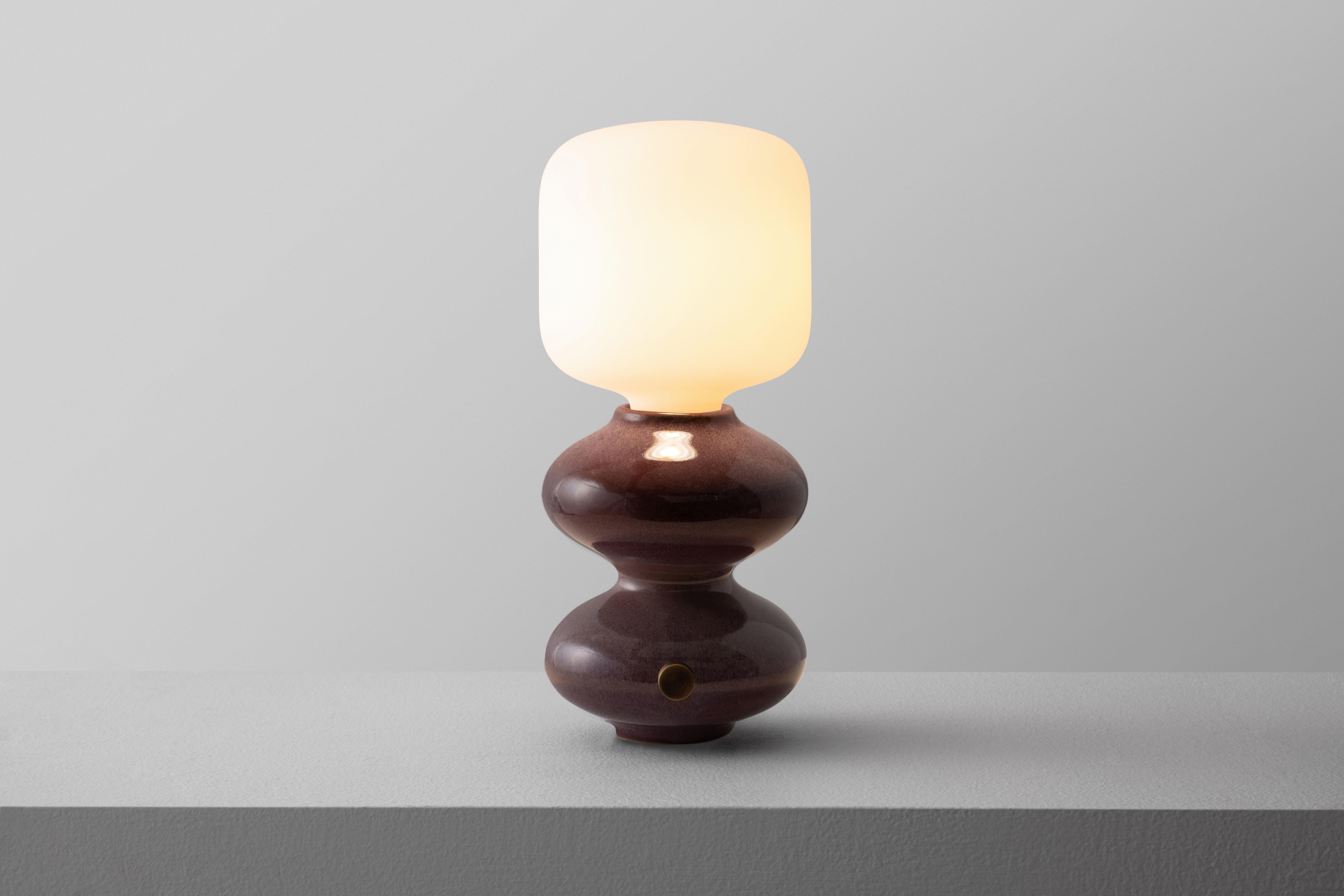 Mini Oxblood Wave Form Table Lamp by Forma Rosa Studio
Dimensions: D 14 x W 14 x H 30.5 cm.
Materials: Ceramic, brass.

Available in Oxblood, Green, and Alabaster colors.

Our Wave Form Table Lamp Mini in Green is our classic timeless design,