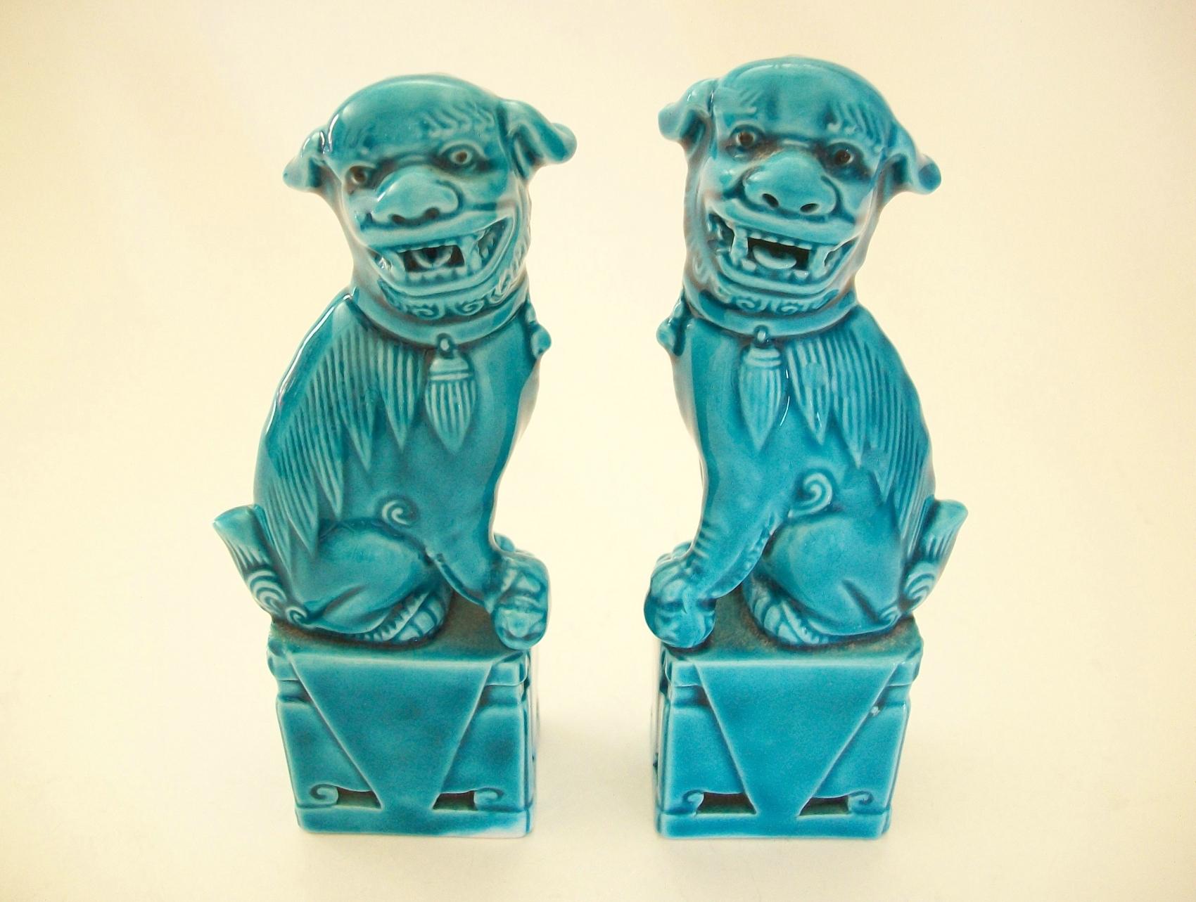 Exportation chinoise Mini paire de chiens Foo en céramique émaillée turquoise - Chine - vers 1980''s en vente
