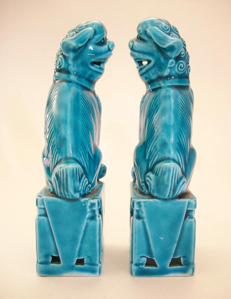 20ième siècle Mini paire de chiens Foo en céramique émaillée turquoise - Chine - vers 1980''s en vente