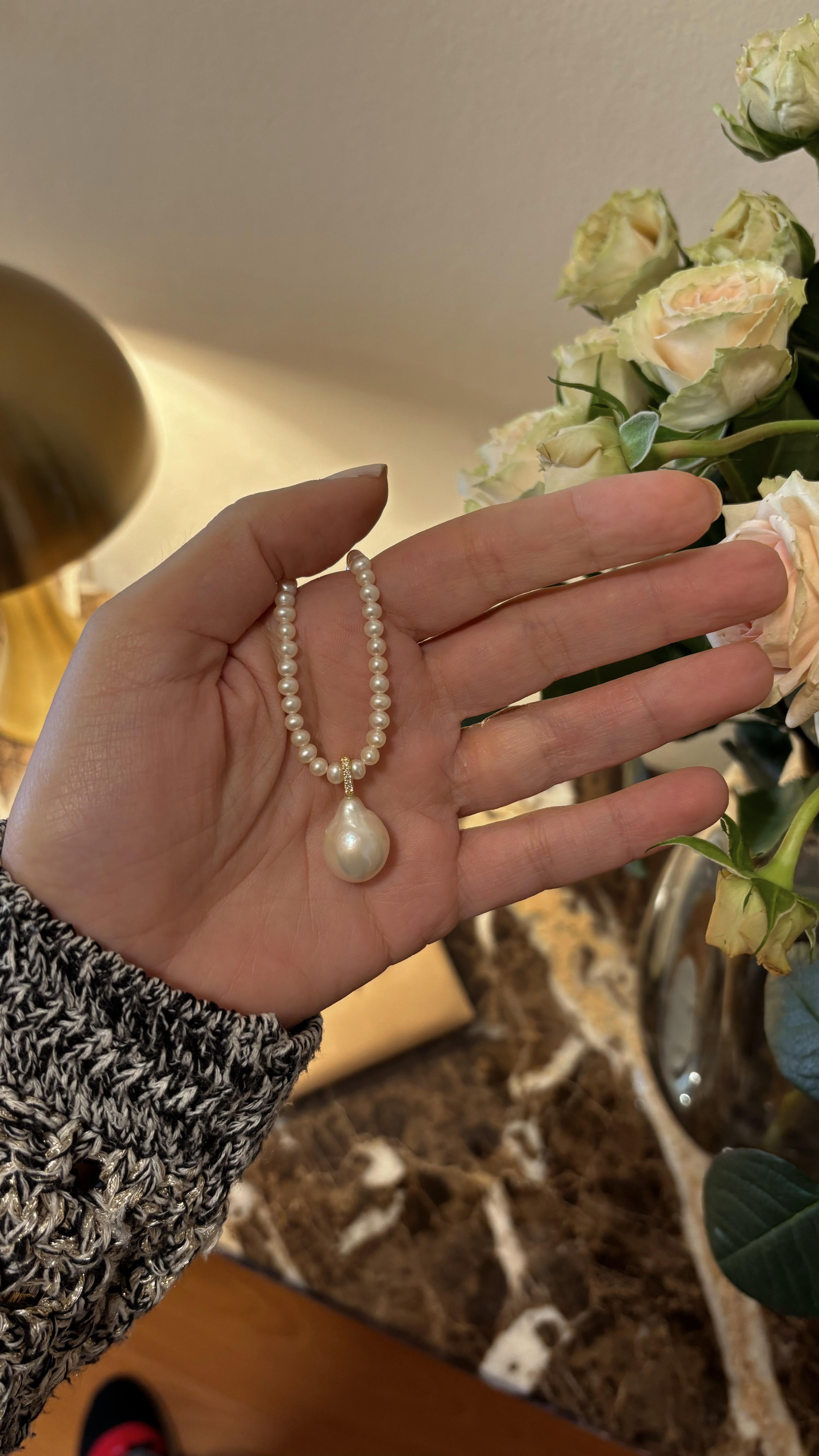 Mini-Perlenkette mit Barock-Charm und Diamanten, aus 18 Karat Gold (Rundschliff) im Angebot