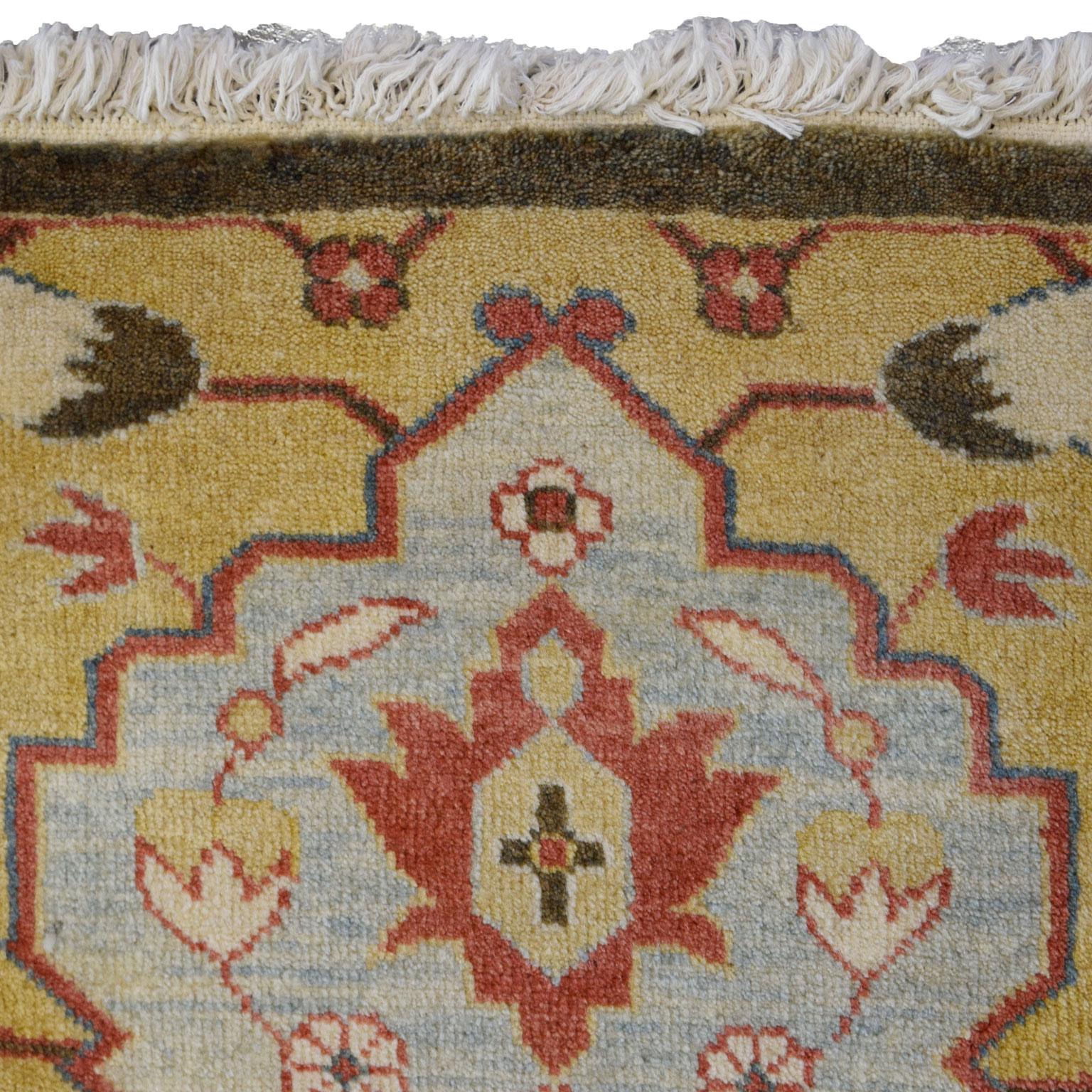 Handgeknüpfter persischer Farahan-Teppich aus Wolle, gelb und rosa, 3' x 4' (Persisch) im Angebot