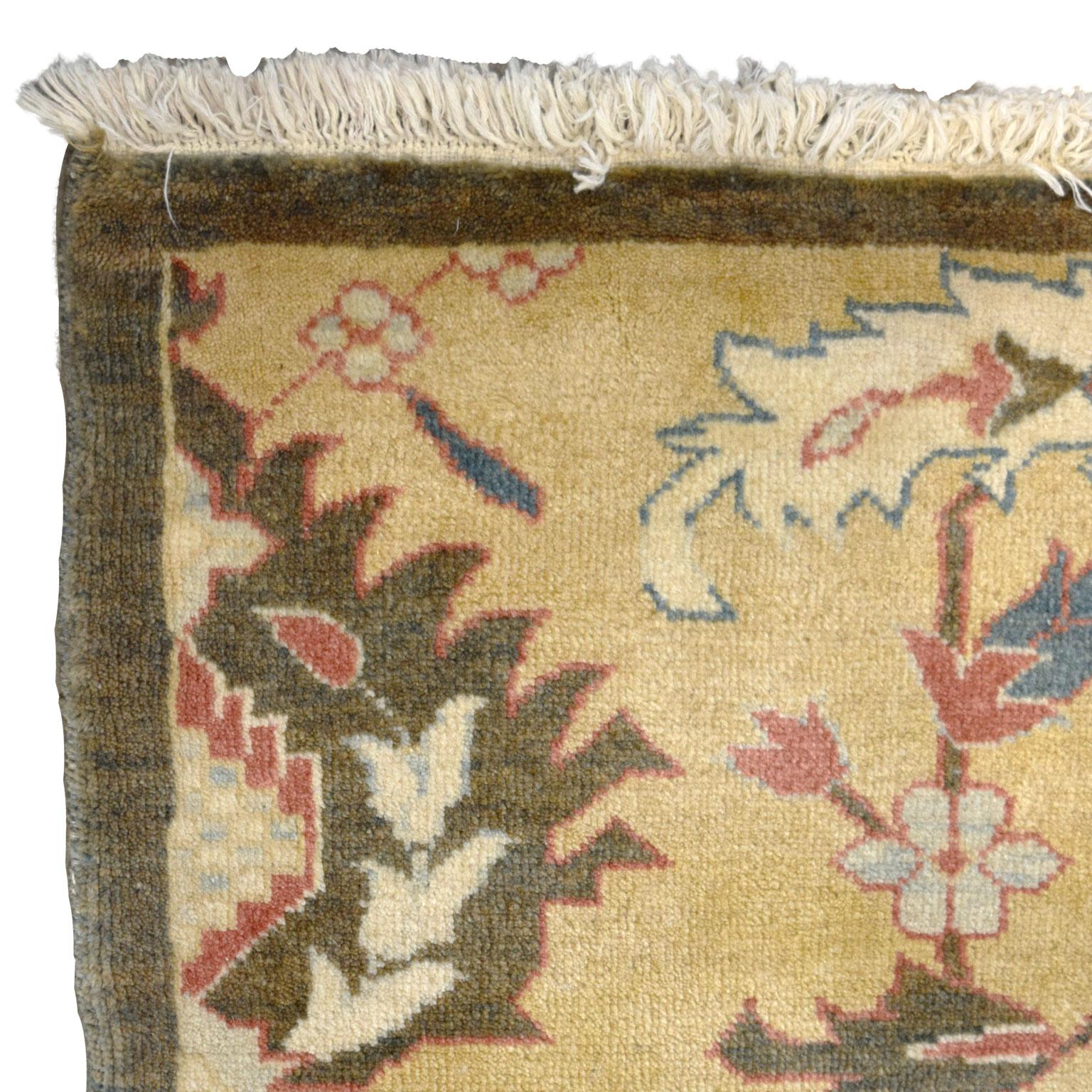 Handgeknüpfter persischer Farahan-Teppich aus Wolle, gelb und rosa, 3' x 4' (21. Jahrhundert und zeitgenössisch) im Angebot
