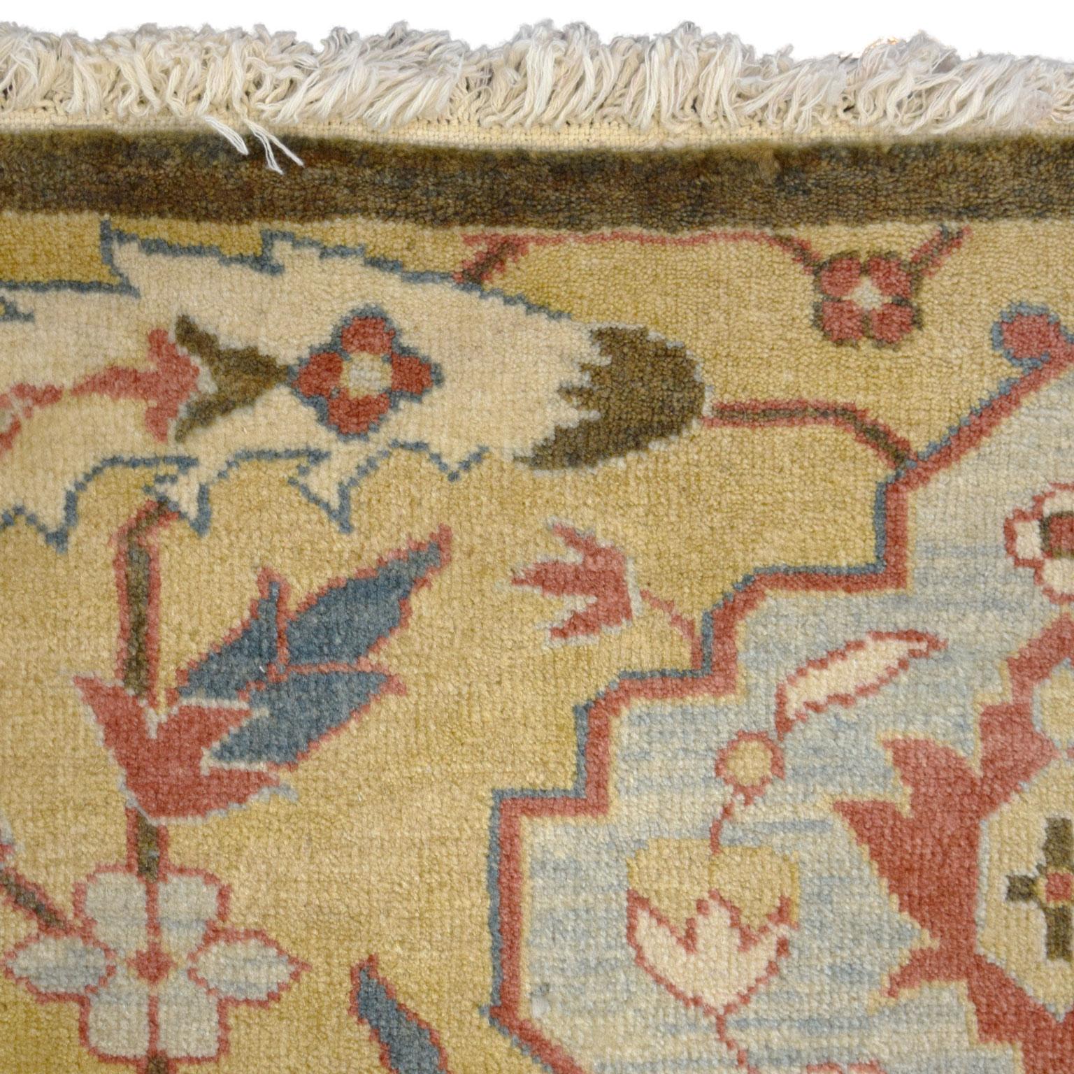 Handgeknüpfter persischer Farahan-Teppich aus Wolle, gelb und rosa, 3' x 4' im Angebot 1