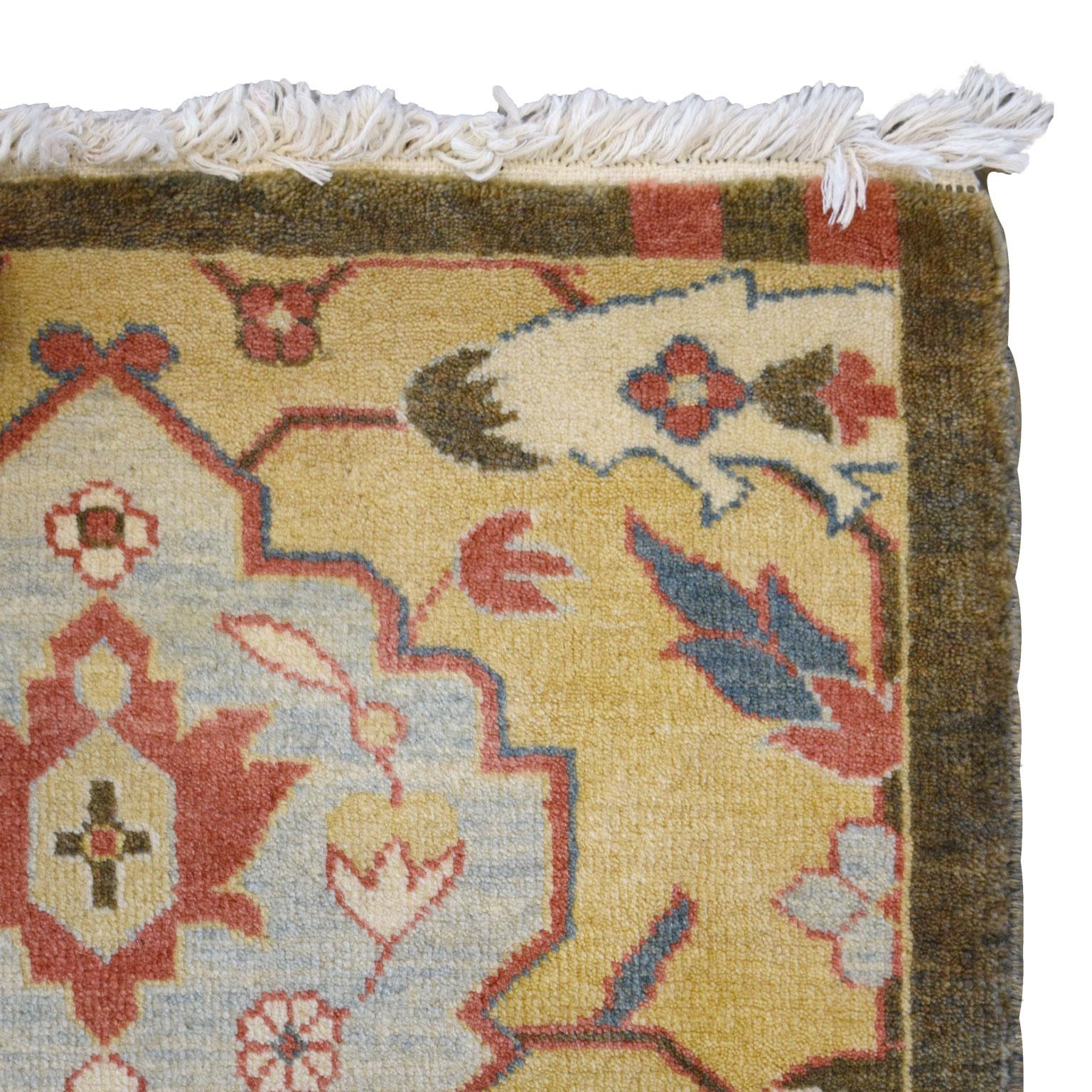 Handgeknüpfter persischer Farahan-Teppich aus Wolle, gelb und rosa, 3' x 4' im Angebot 2