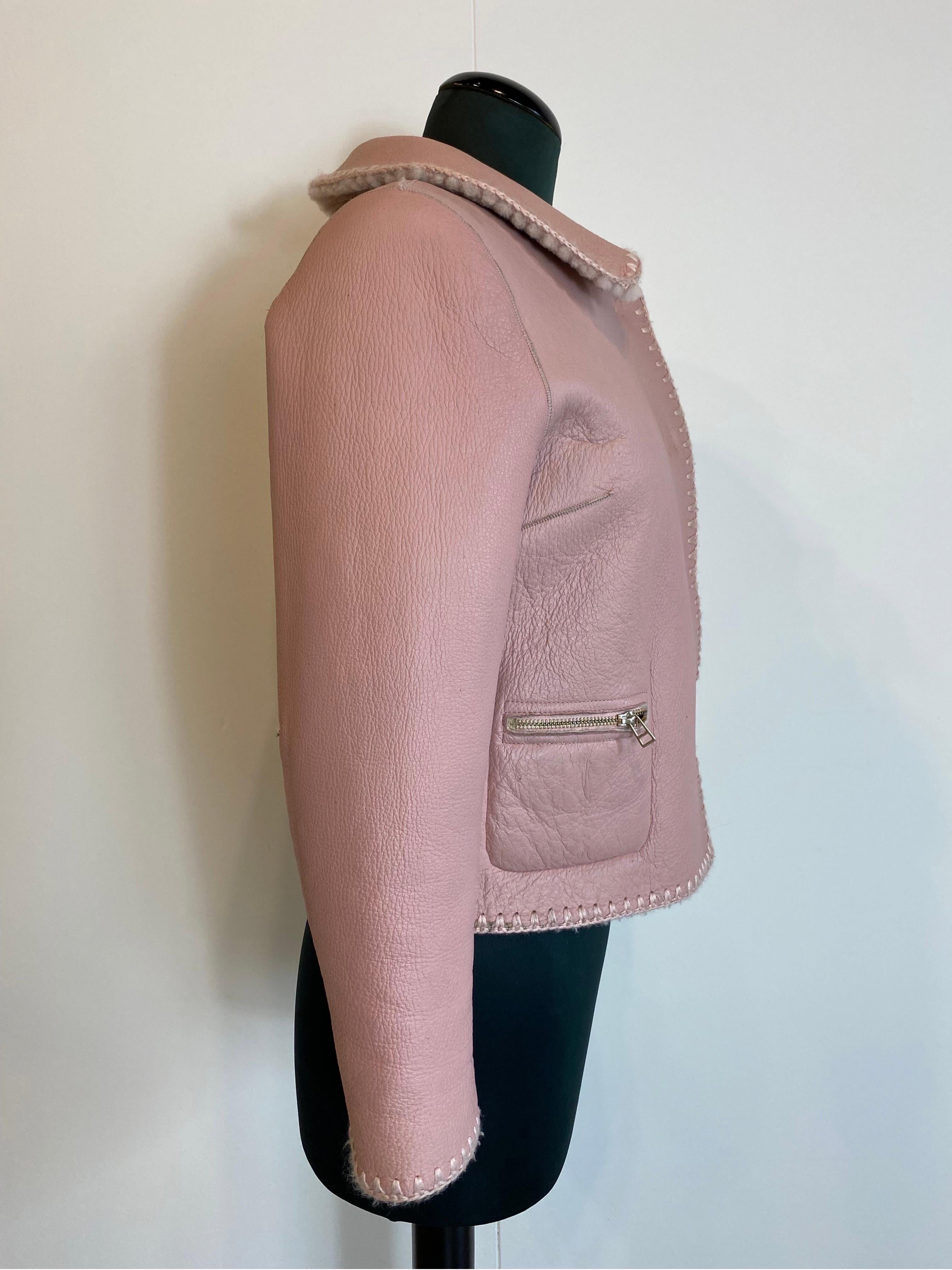Mini pelle di pecora rosa Ermanno Daelli
Taglia XL.
Con tasche e bottoni.
Lunghezza maniche 53
Lunghezza 52
Busto 46
In ottime condizioni, presenta segni di normale utilizzo. 
Ci sono alcuni punti neri praticamente impercettibili come mostrato nella