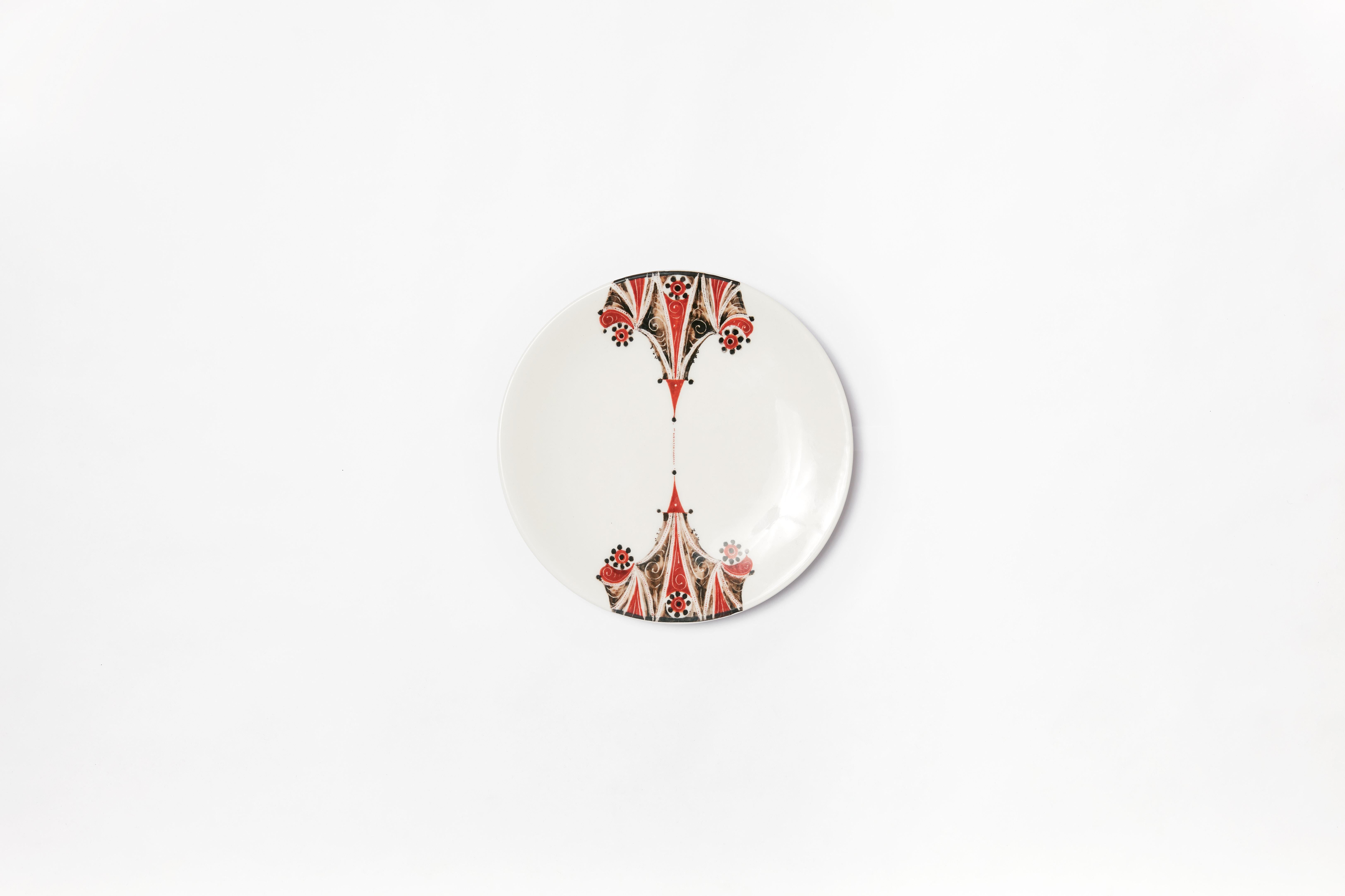 Along the ancient trade route that connected China to the Mediterranean lies Samarkand, a land of encounters, a crossroads city of cultures and traditions.
The new Dish Collection takes us back to the traces of this ancient past by reinterpreting
