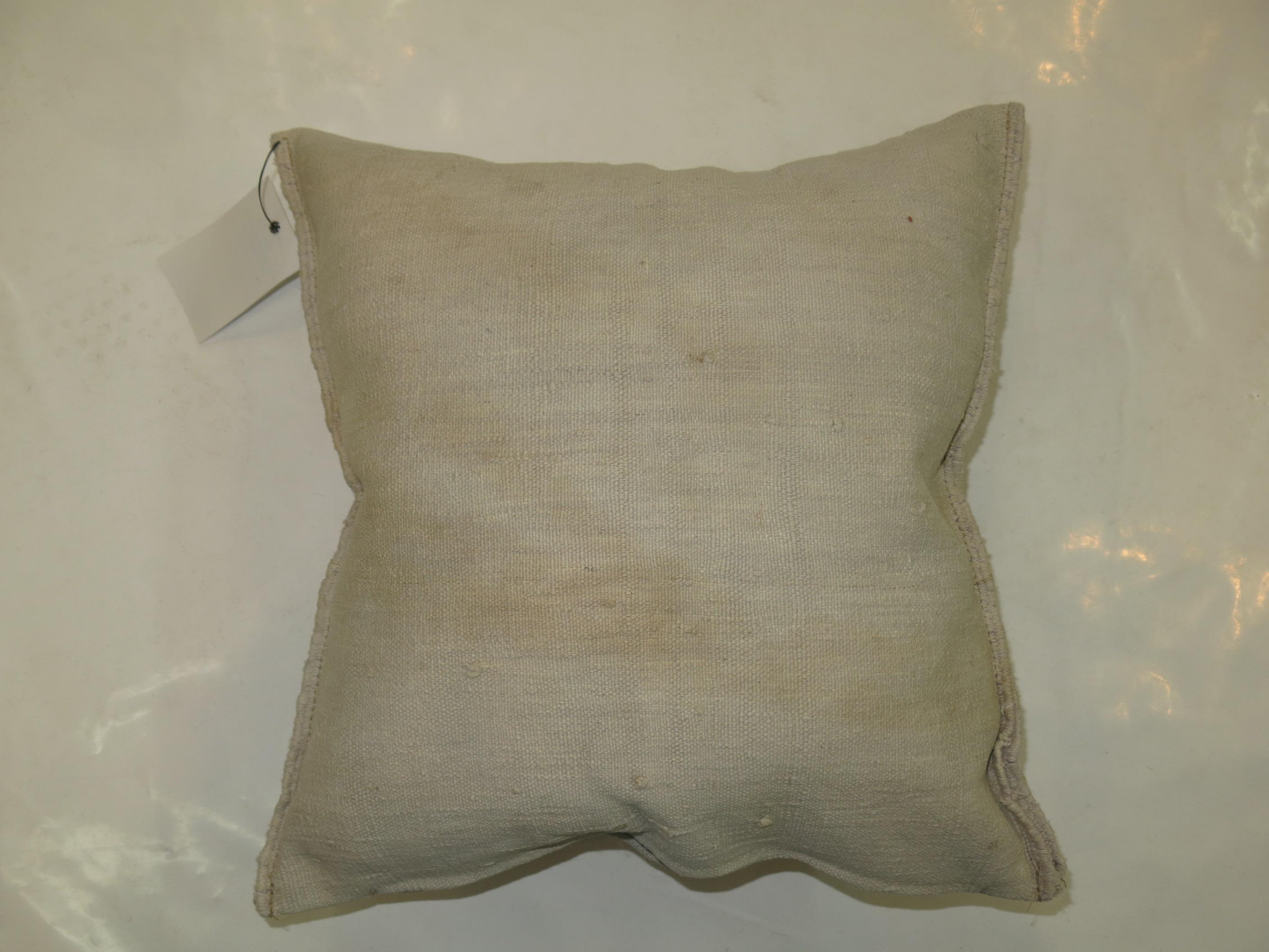 Cuscino di dimensioni ridotte ricavato da un bordo di un tappeto tribale turco anatolico del XX secolo.

Dimensioni: 16