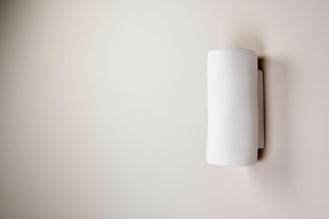 Mini Serenity, Contemporary White Plaster Wall Sconce or Light, Hannah Woodhouse (Britisch) im Angebot
