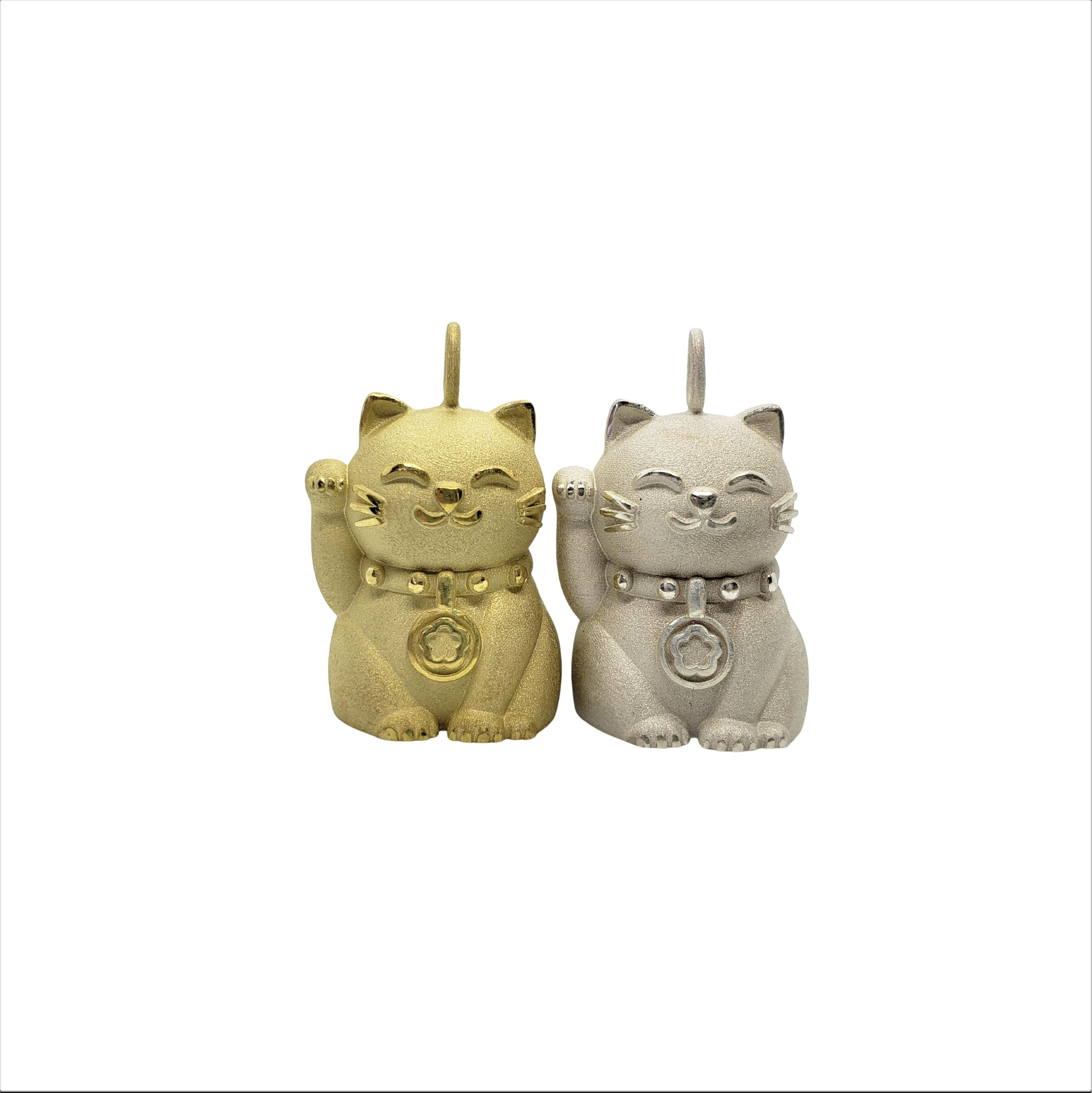 Mini Hope Cat aus Sterling Silber hat die perfekte Größe für einen Charme, und die zusätzliche 18-karätige Vergoldung verleiht einen besonderen Charme. Die Maneki Neko ist als japanische Begrüßungskatze bekannt, die Wohlstand, Liebe, Glück und
