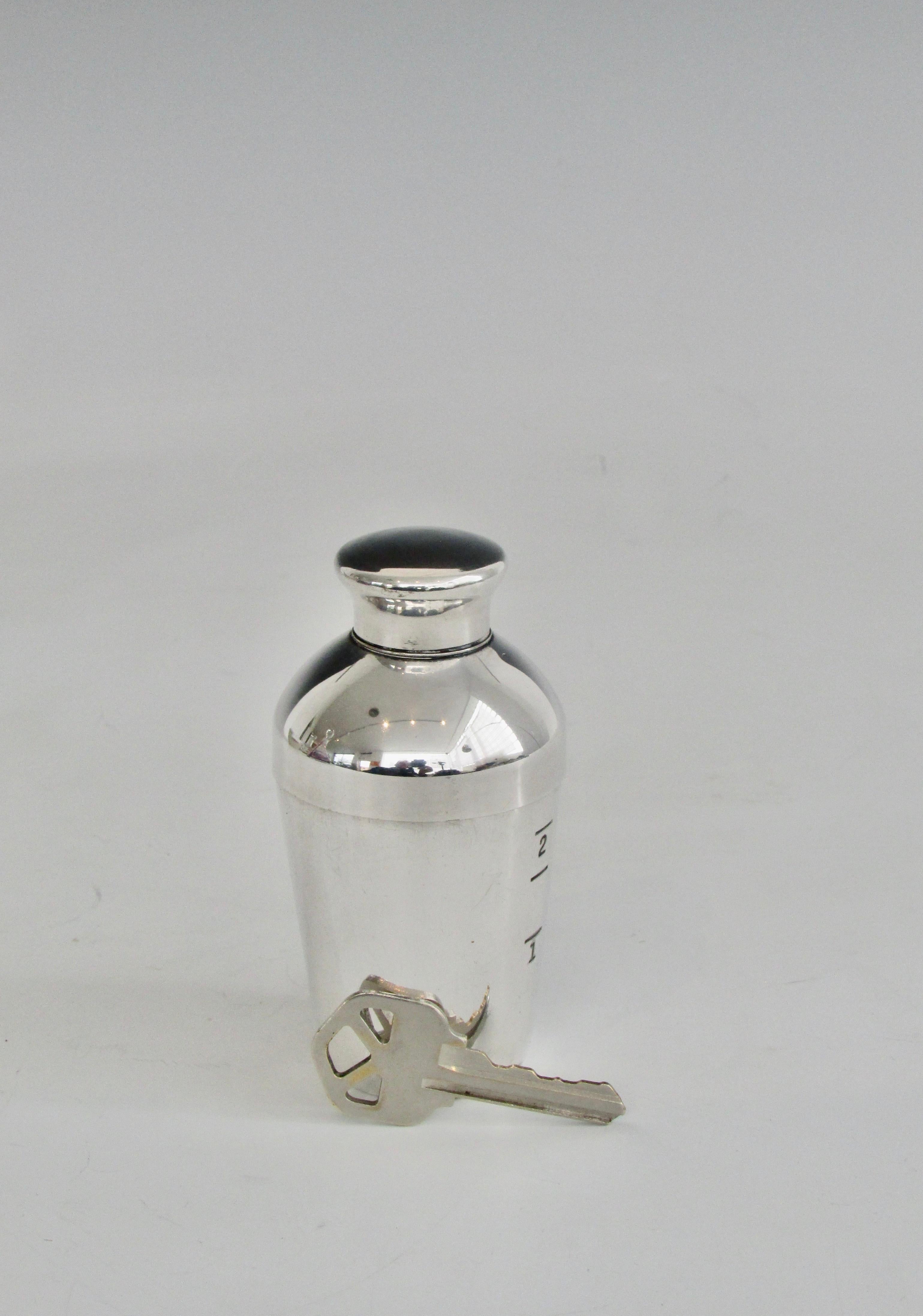 Diminutif shaker de 2 onces en métal argenté. Estampillé Napier.