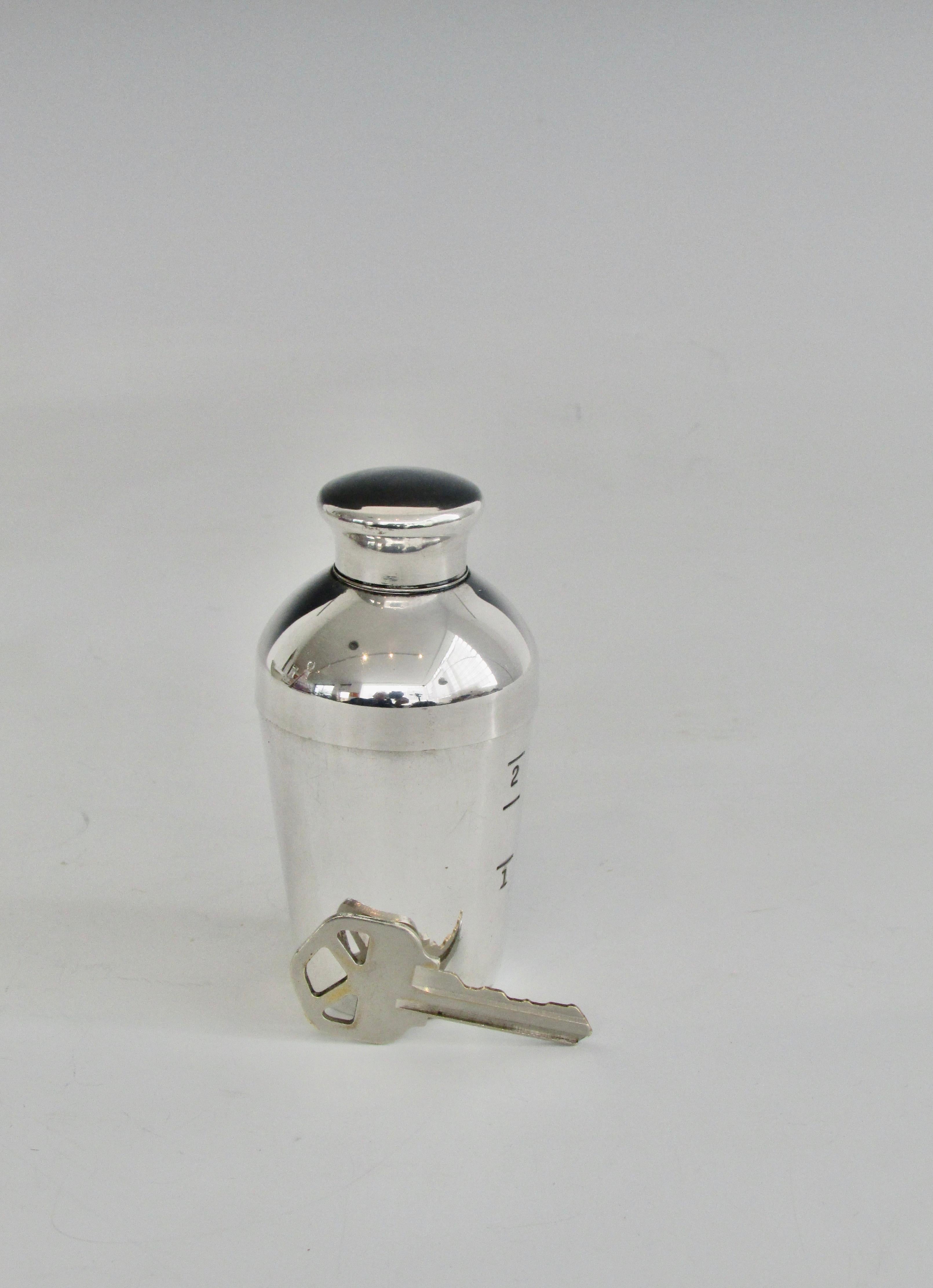 Mini-Mini-Cocktailshaker aus geschliffenem Art-Déco-Schuhglas in Größe Jigger von Napier (Art déco) im Angebot