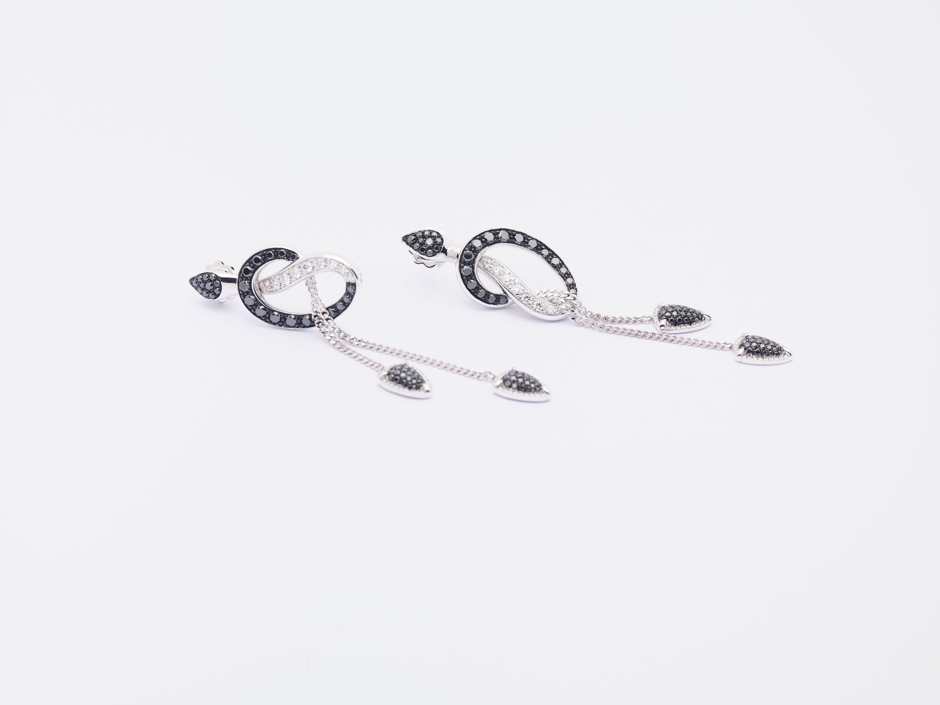 Mini Snake 18 Karat White Gold with Black and White Diamonds Earrings (Moderne) im Angebot