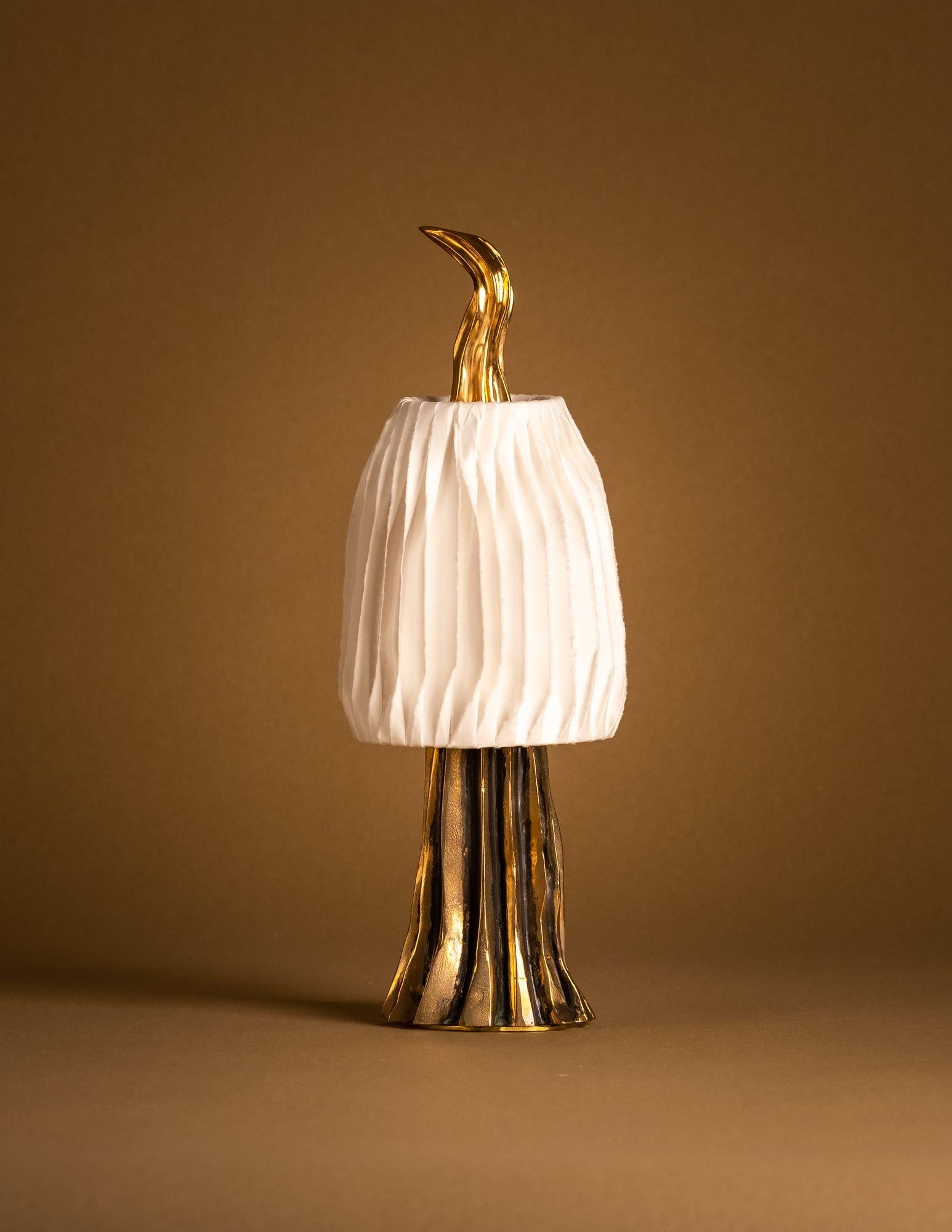 Mini Surculus table lamp by Studio Palatin.
Wireless.
Dimensions: H 30 x D 15 cm.
Materials: Bronze, Japanese hosho paper.

The Surculus Midi und Mini are the smaller brother and sister to the large Surculus lamp. Both are an excellent addition
