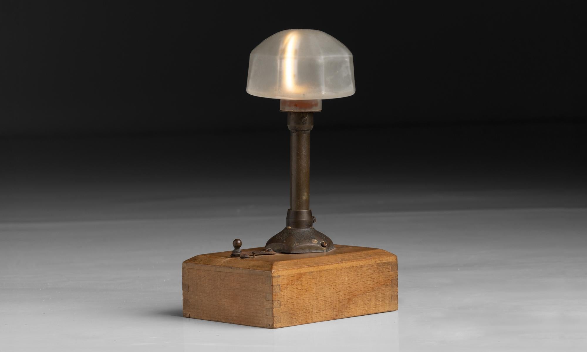 Angleterre, vers 1930
Lampe d'appoint fabriquée à la main avec une boîte en bois à rainures et languettes avec un compartiment secret.
3,25 