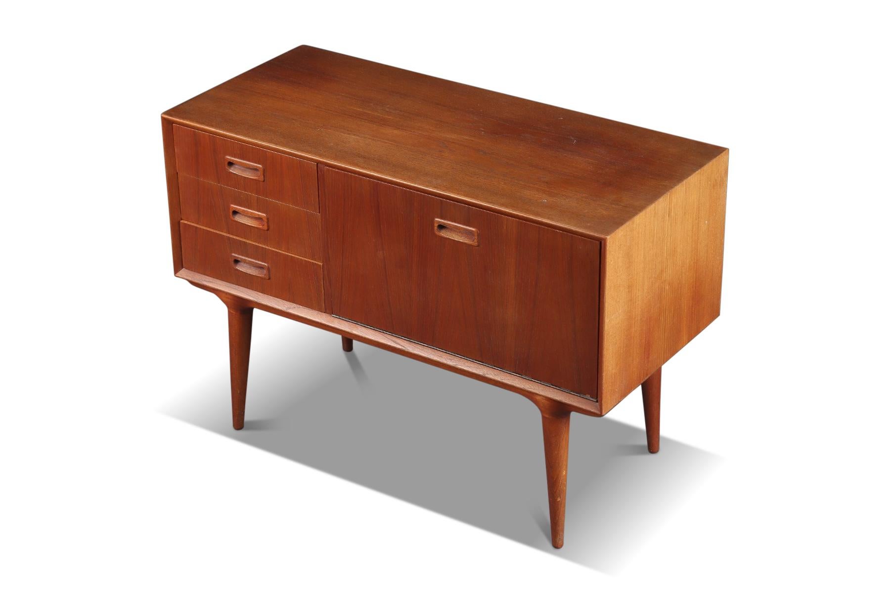 Origine: Danimarca
Designer: Gunni Omann
Produttore: Omann Jun
Epoca: anni '60
Materiali: Teak
Misure: 33,5″ di larghezza x 14,5″ di profondità x 23,25″ di altezza

Condizioni: In ottime condizioni originali.