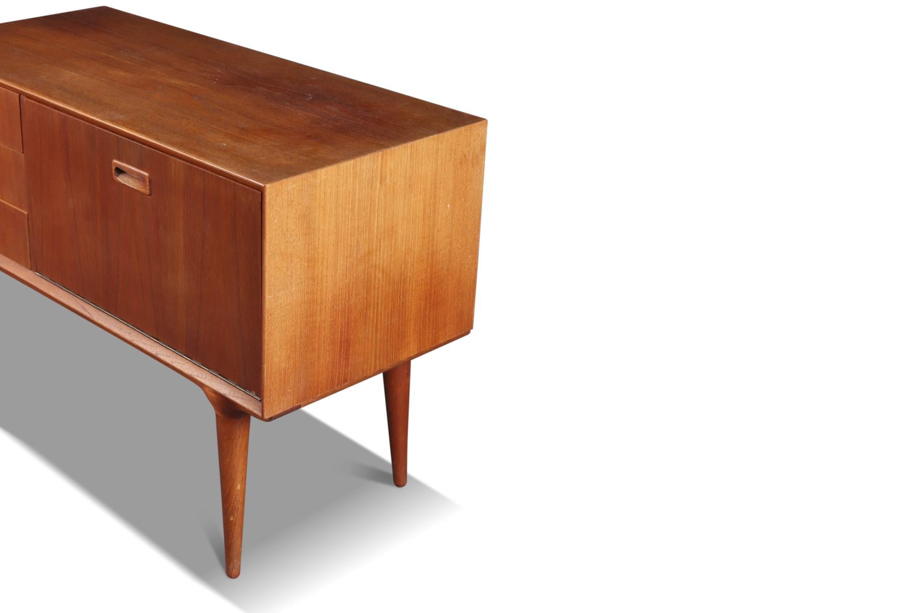 Mid-Century moderno Mini credenza / cassettiera in teak di Omann Jun in vendita