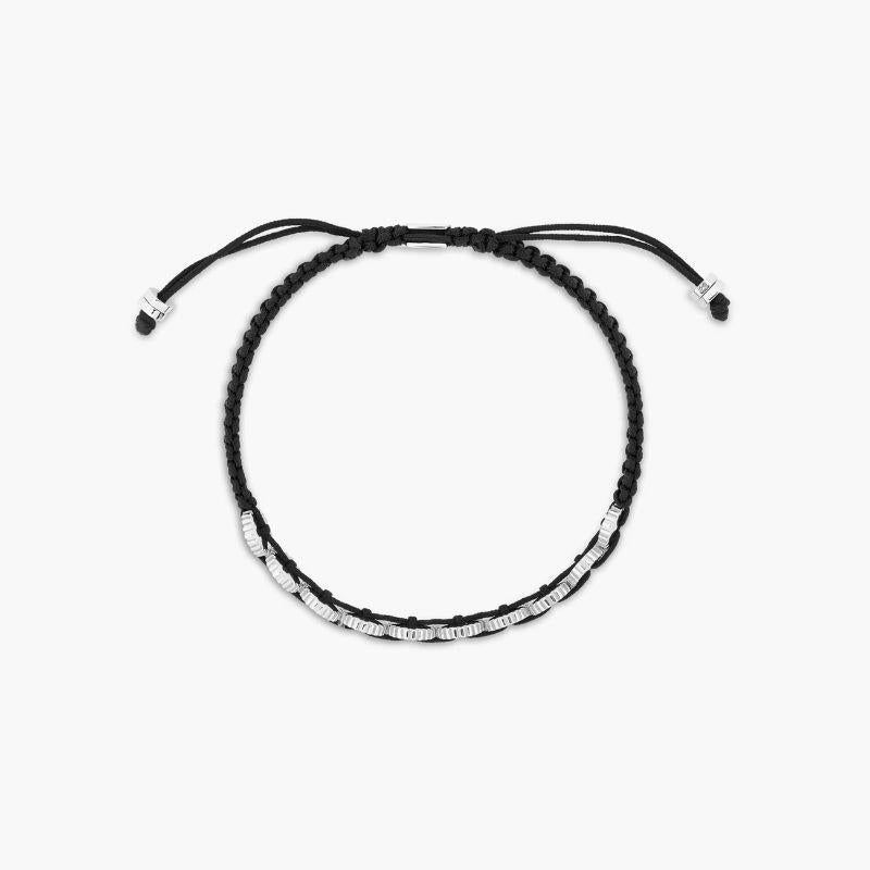 Bracelet à dix médaillons en argent sterling et matrice noire avec médaillon, taille L

Dix mini-grenages s'associent ensemble, fixés par une ligne de macramé de couleur noire nouée à la main. Nos éléments les plus emblématiques sont réunis dans un