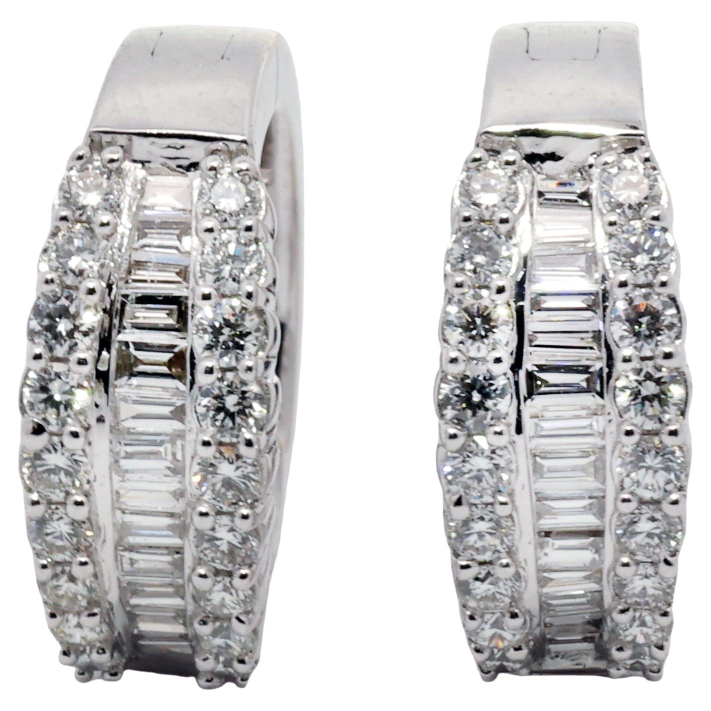 Mini orecchini a tre file di diamanti tondi e baguette Huggie Hoop forati in oro bianco in vendita