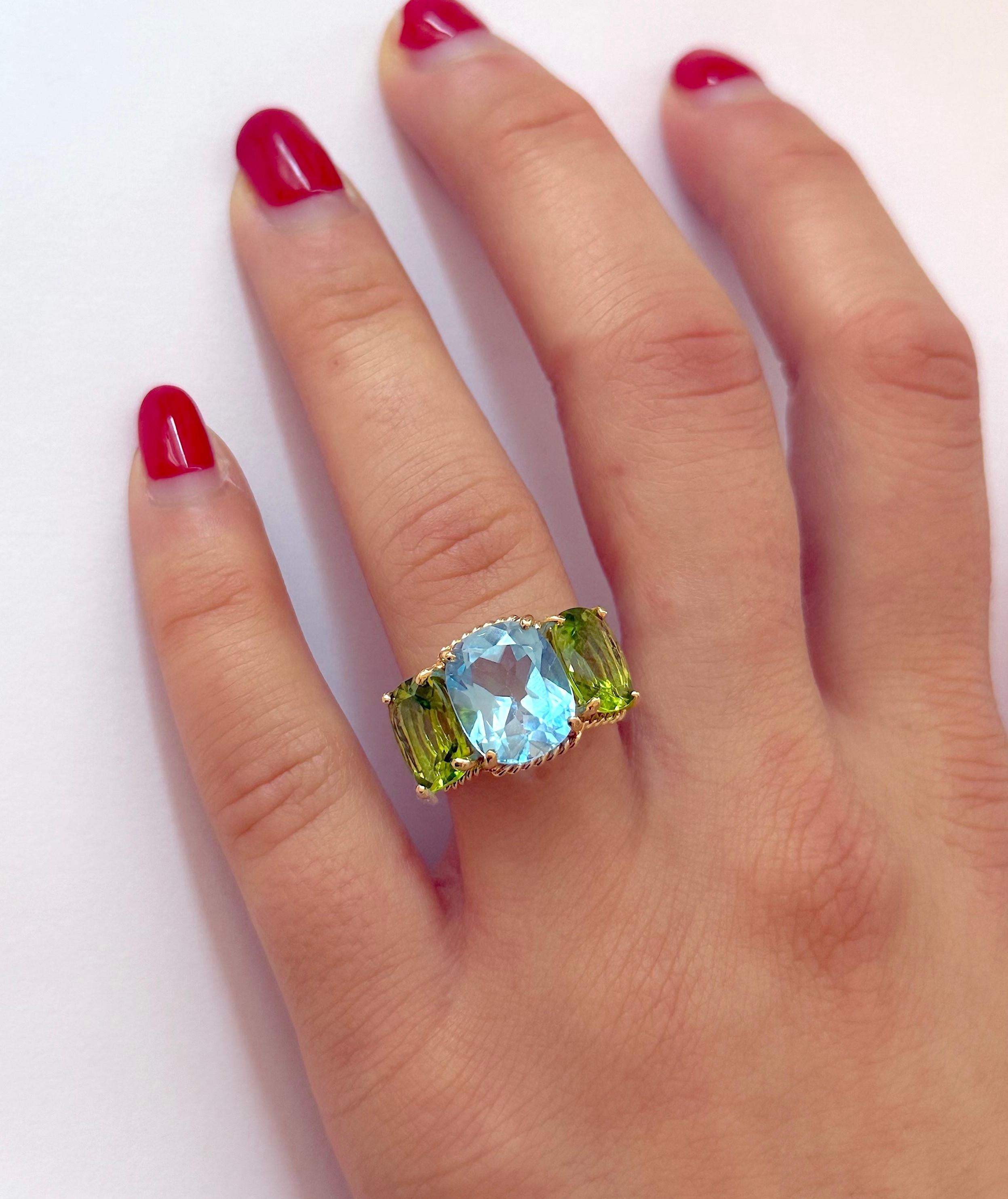 Contemporaneo Mini anello a tre pietre con Topazio Blu e Peridoto in vendita