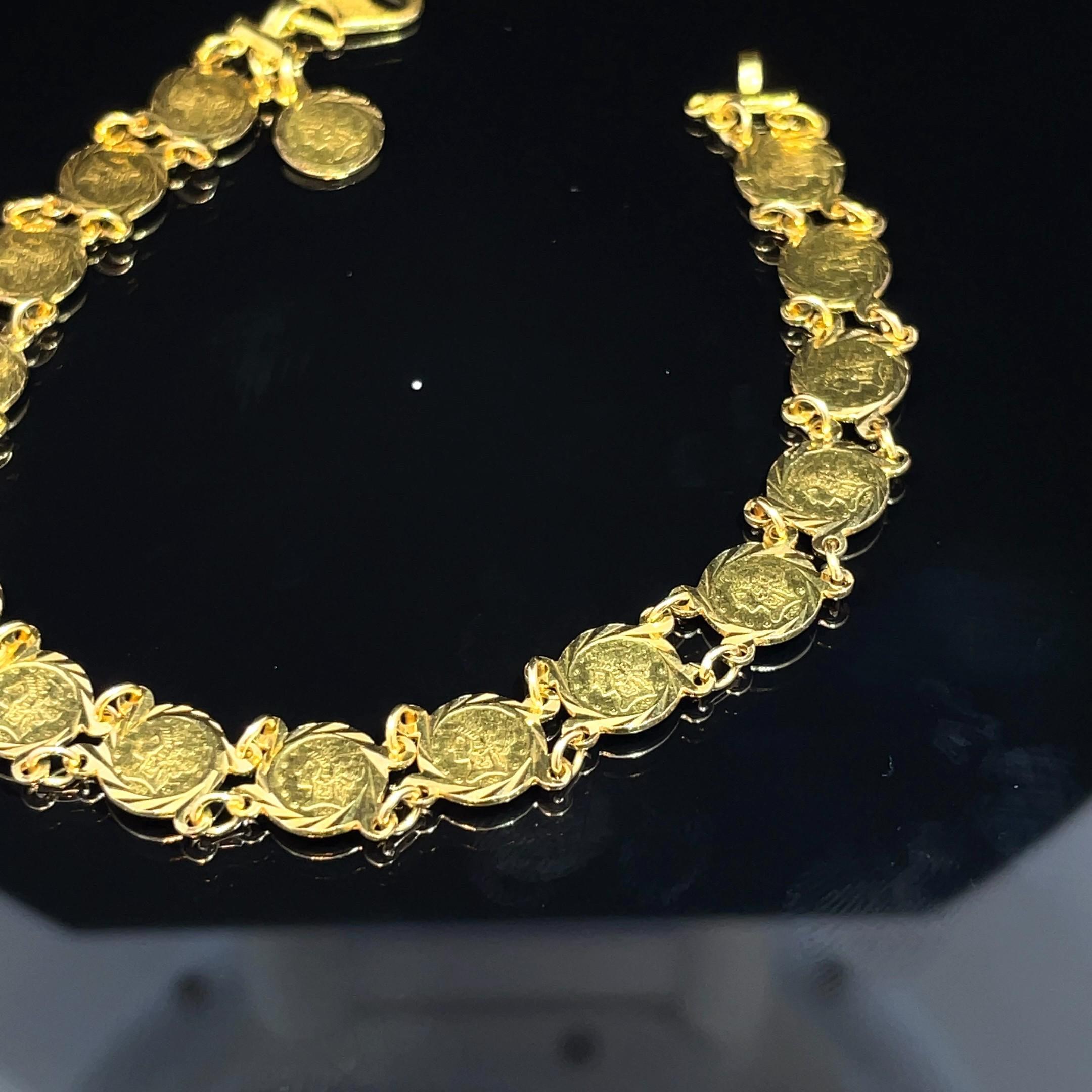 Eleva tu juego de accesorios con nuestra impresionante pulsera chapada en oro amarillo de 18 quilates, con un encantador colgante de moneda que añade un toque de elegancia a cualquier atuendo. Con unas medidas de 7,75 pulgadas de largo y 7,5 mm de