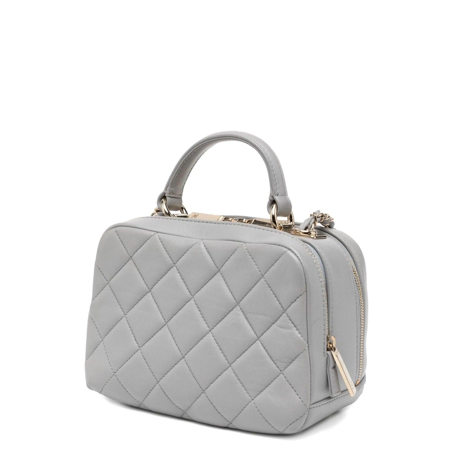 Gris clair
Fermeture à glissière sur le dessus
Poignée supérieure unique
Bandoulière en chaîne
Logo en lettres dorées
Logo en relief sur le dessus
Condit : Très bon
Cet article d'occasion est en très bon état, avec des signes mineurs d'usure.

Tous