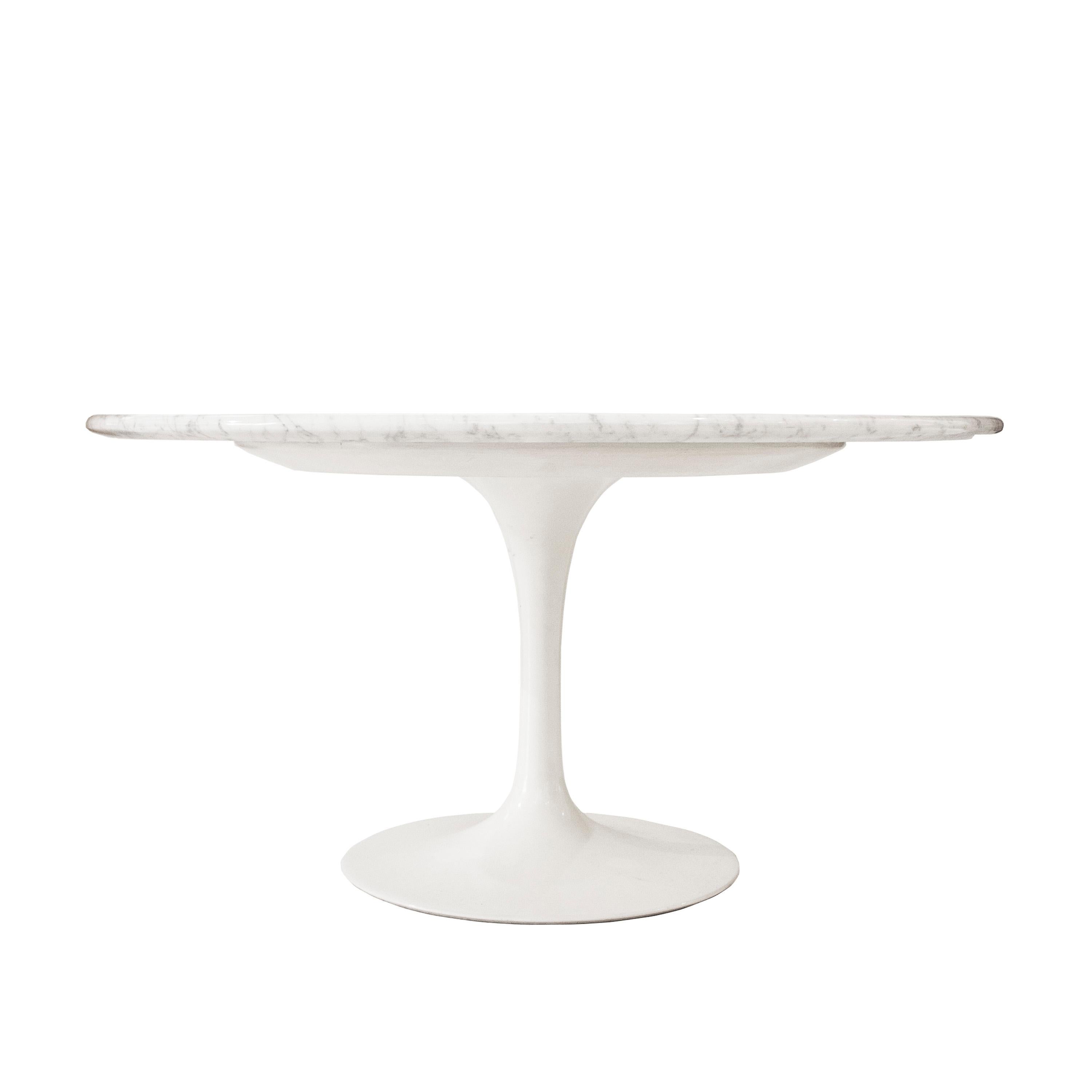A special “TULIP” side table designed by Eero Saarinen (1910-1961) for Knoll.
Its characteristic foot is made of white enameled aluminum and a white lacquered wooden base that supports the Carrara marble finished in a fluted peak.

Eero Saarinen