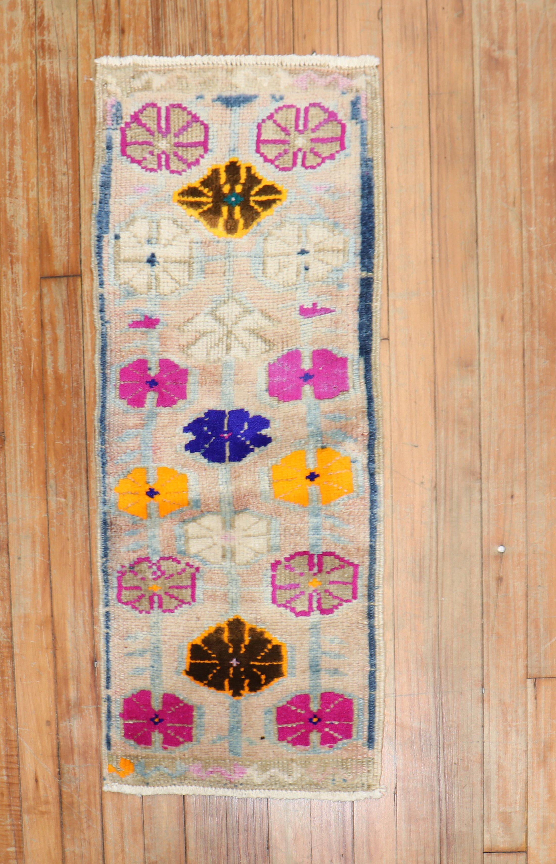 Alfombra turca boho chic floral de mediados del siglo XX.

Medidas: 1'9'' x 3'.

 

