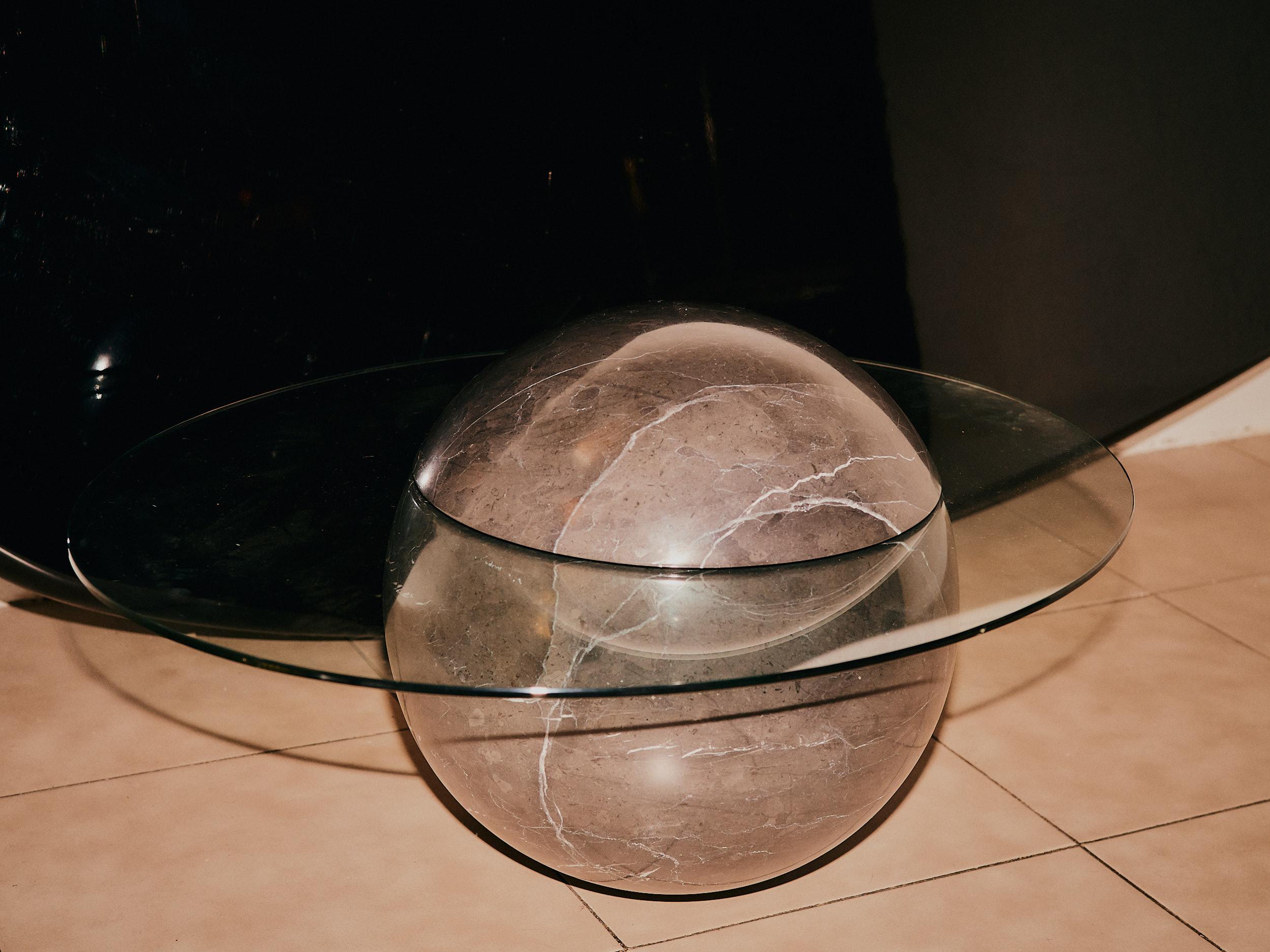 La table d'appoint sculpturale Mini Uovo présente une fantaisie rétro-futuriste. Se présentant comme une vision passée de l'avenir, Uovo construit sur des histoires mystérieuses de technologies spéculatives et de soucoupes volantes ; ses formes