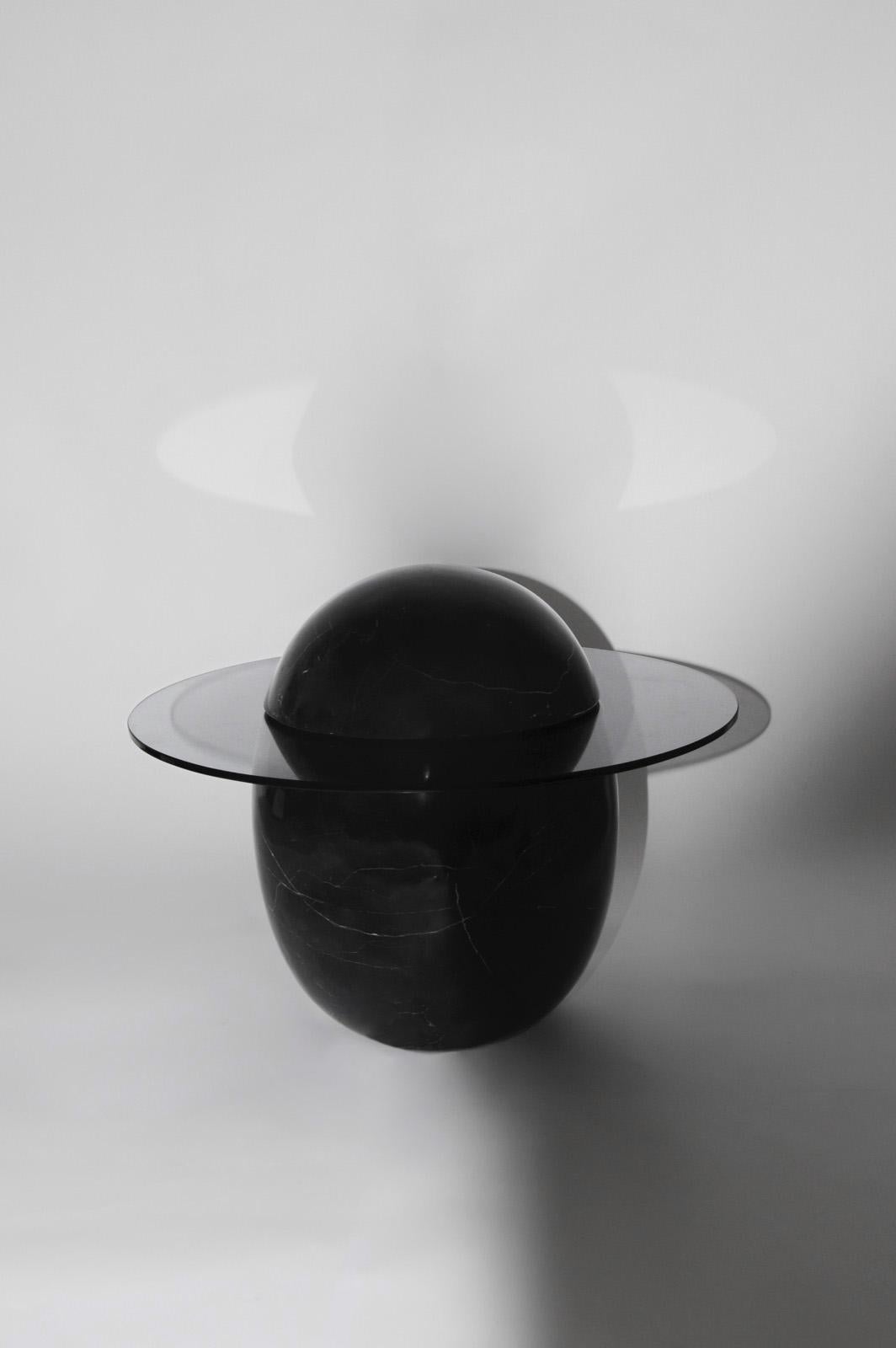 Mini-Skulptur-Beistelltisch „Uovo“ (Geschnitzt) im Angebot