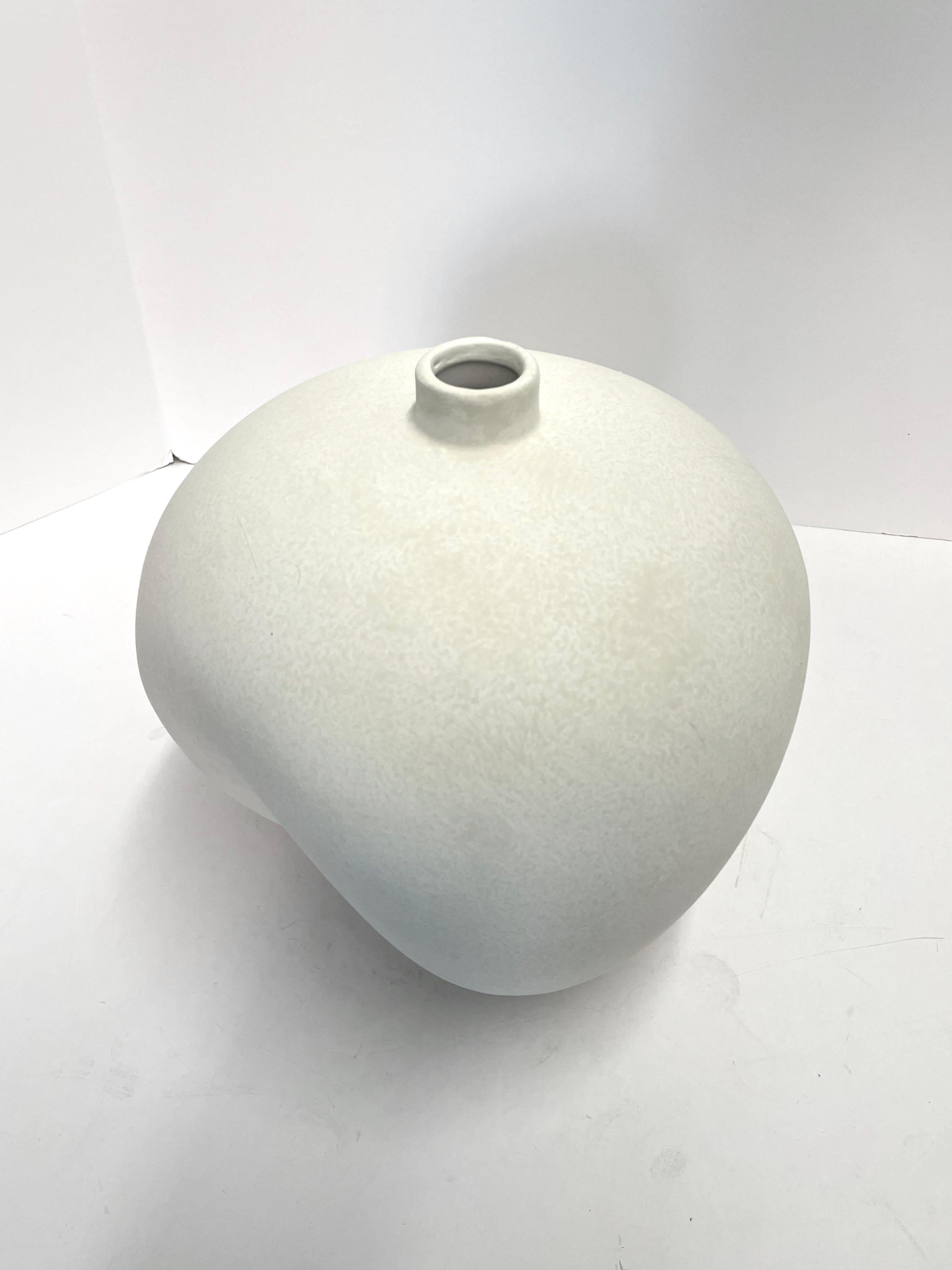 Contemporary Danish design mini size apple shaped vase in white glaze finish.
Tubular spout opening.
Available in two other sizes (S5893 and S5894).