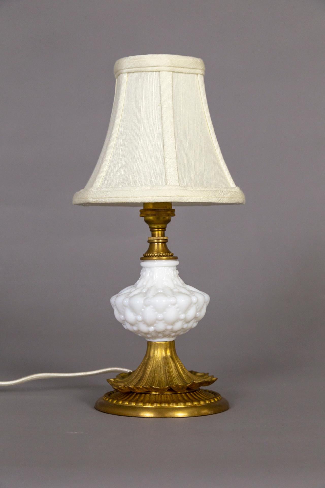 Milieu du XXe siècle Mini lampe de boudoir en verre Hobnail blanc et laiton avec abat-jour en vente