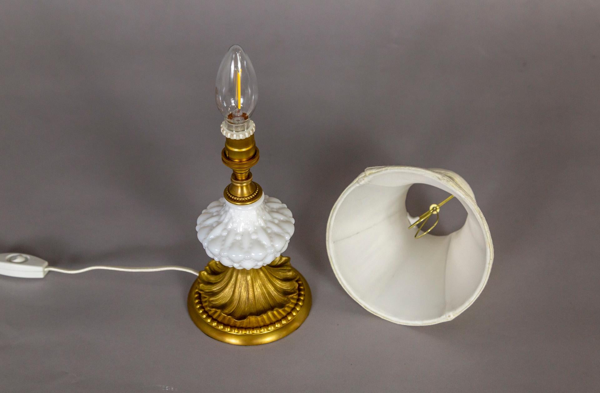 Laiton Mini lampe de boudoir en verre Hobnail blanc et laiton avec abat-jour en vente