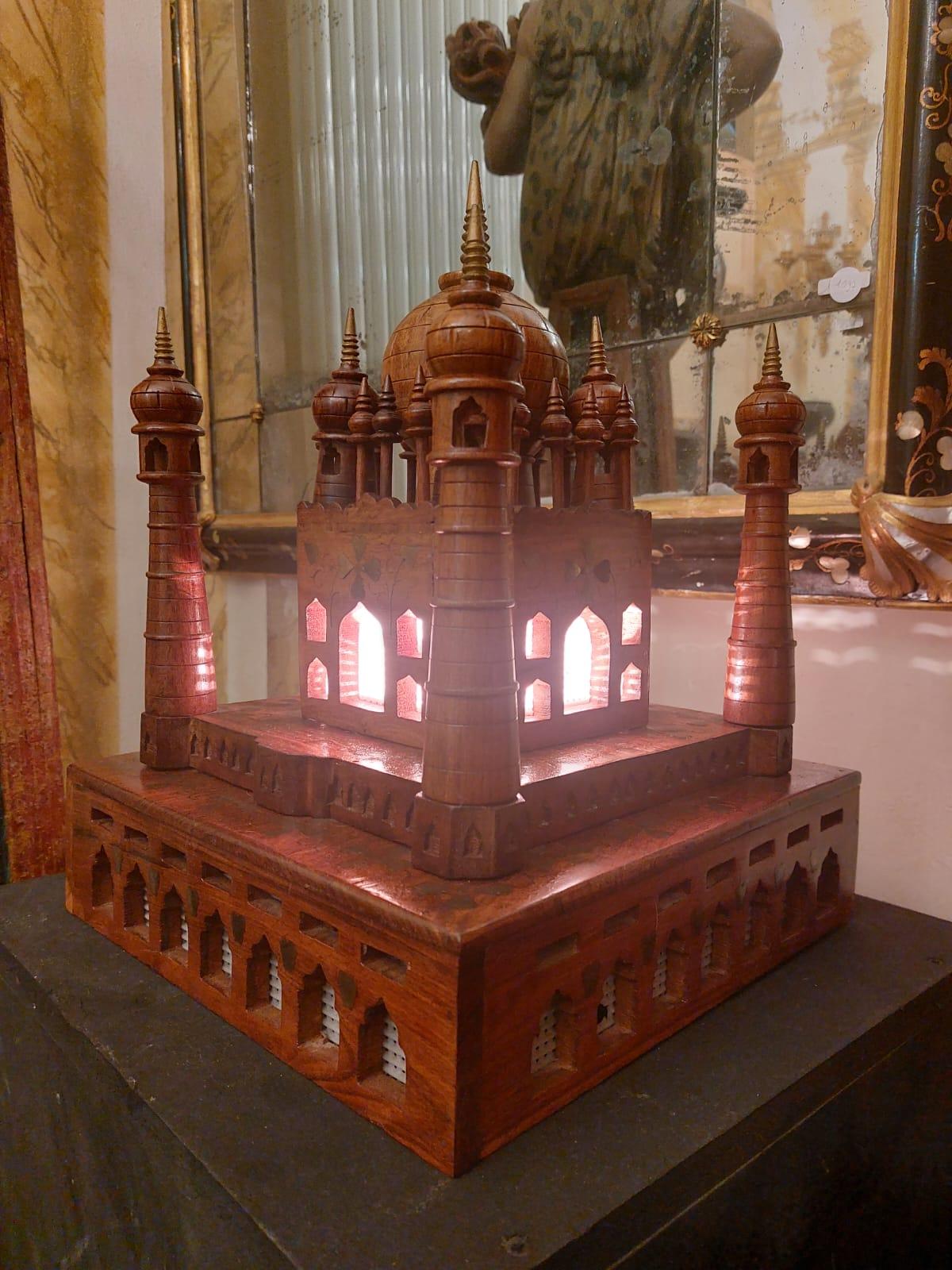 Tourné Taj Mahal miniature en bois en vente