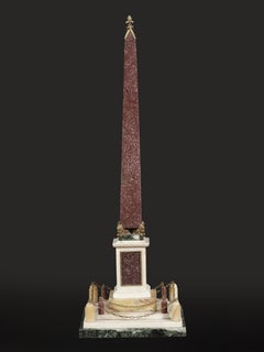 Römischer Miniatur-Obelisk aus Porphyr, weißem Marmor und vergoldeter Bronze