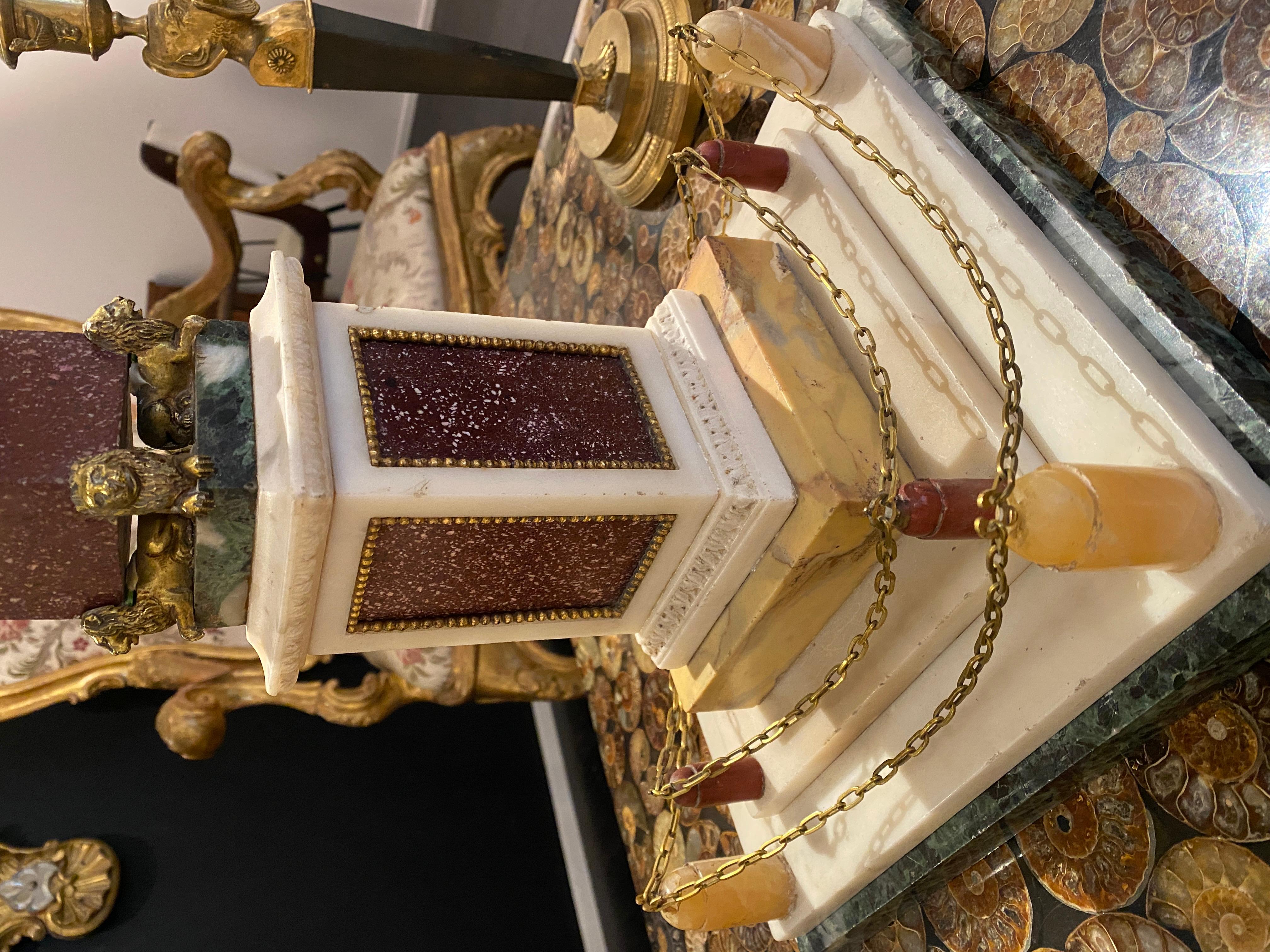 Bronzo Miniatura di obelisco romano in porfido, marmo bianco e bronzo dorato in vendita
