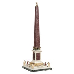 Miniatura di obelisco romano in porfido, marmo bianco e bronzo dorato