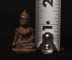 Miniatura di Buddha tailandese in bronzo massiccio del XV-XVI secolo