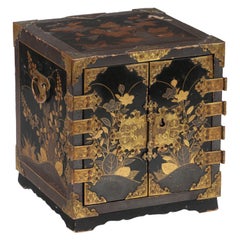 Meuble de rangement à bijoux miniature en laque japonaise du 17ème siècle avec montures en bronze doré