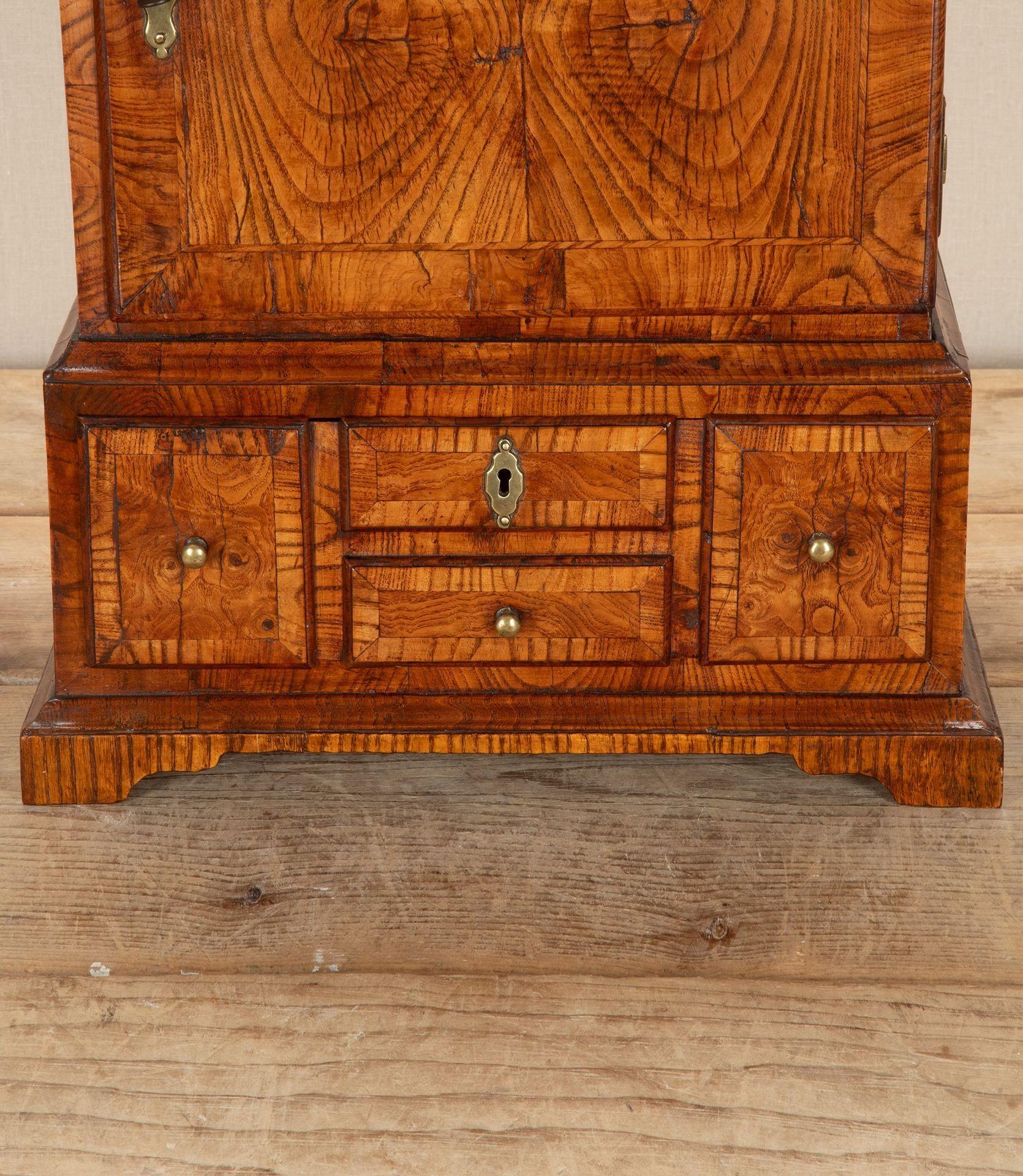 Miniatura del gabinetto delle spezie in frassino del XVIII secolo in vendita 4