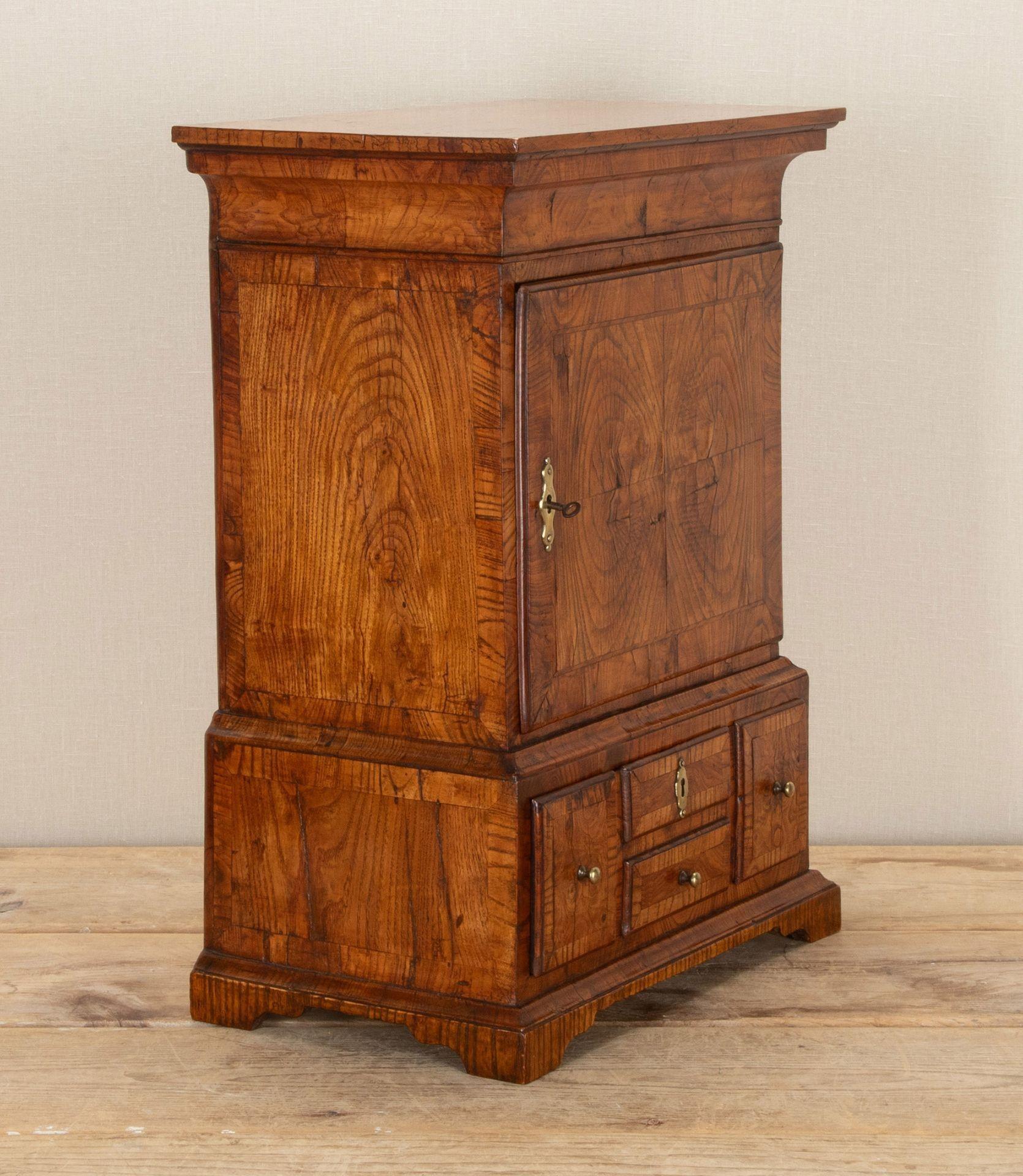 Georgiano Miniatura del gabinetto delle spezie in frassino del XVIII secolo in vendita