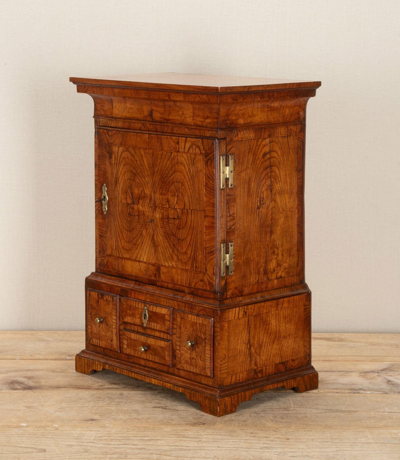 Inglese Miniatura del gabinetto delle spezie in frassino del XVIII secolo in vendita