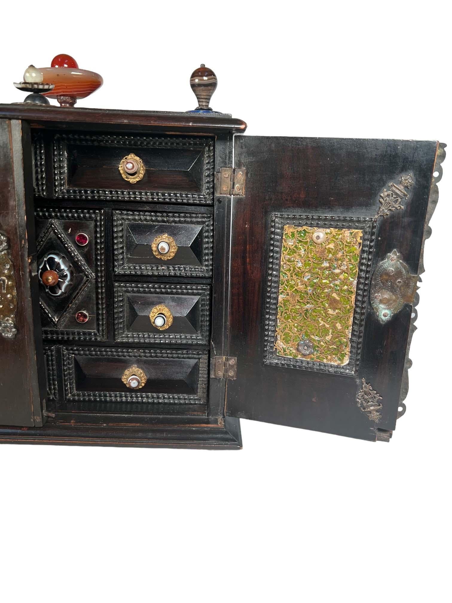 Miniature cabinet italien du 18e siècle avec pierres semi-précieuses Bon état - En vente à Dallas, TX