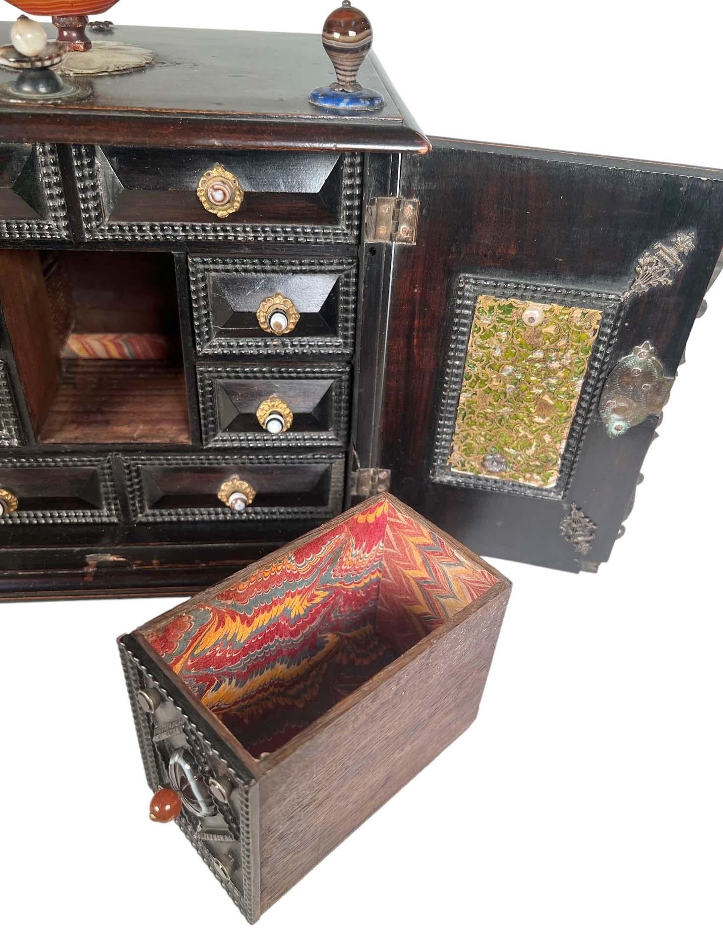 Fin du XVIIIe siècle Miniature cabinet italien du 18e siècle avec pierres semi-précieuses en vente