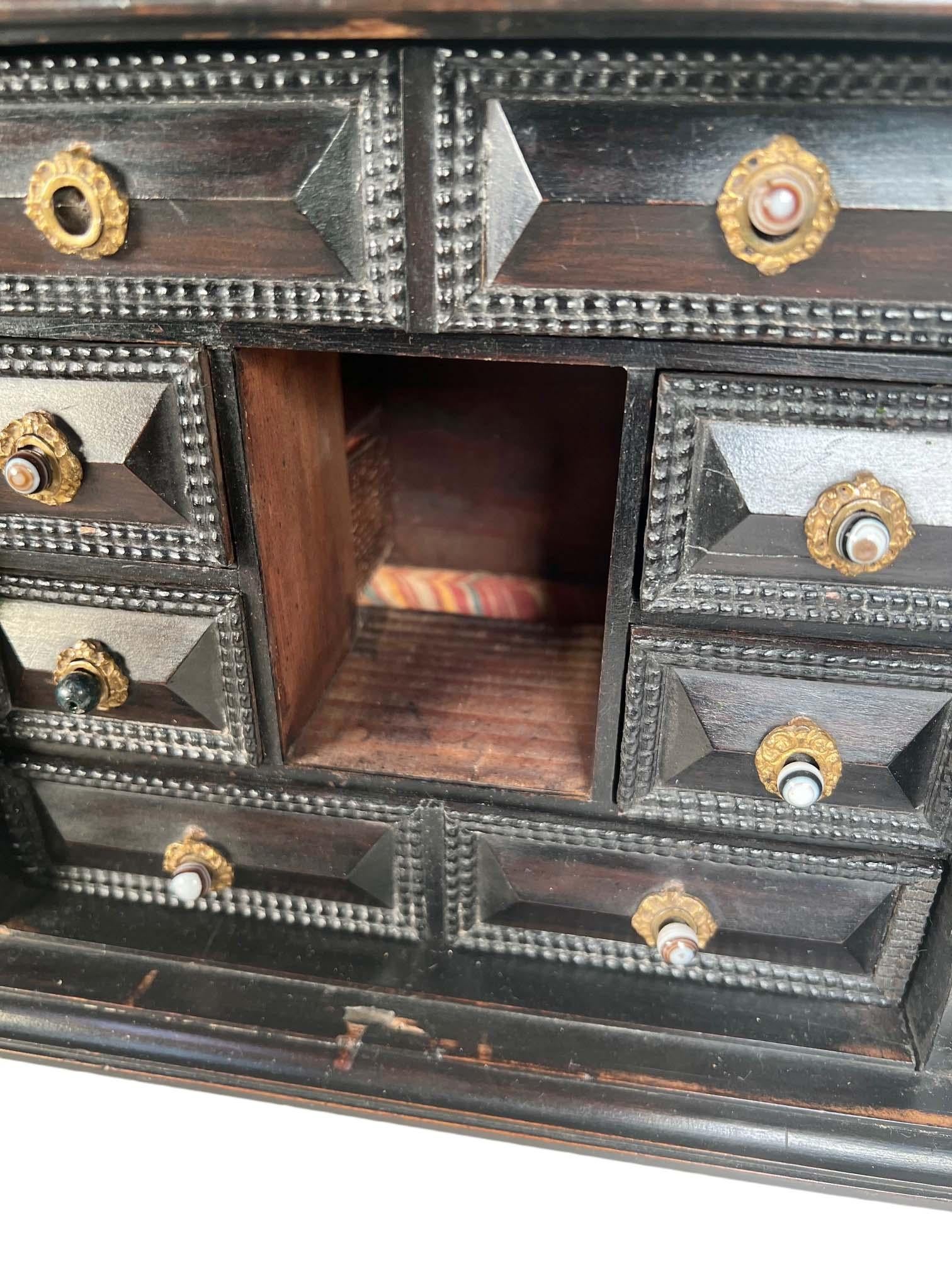 Métal Miniature cabinet italien du 18e siècle avec pierres semi-précieuses en vente