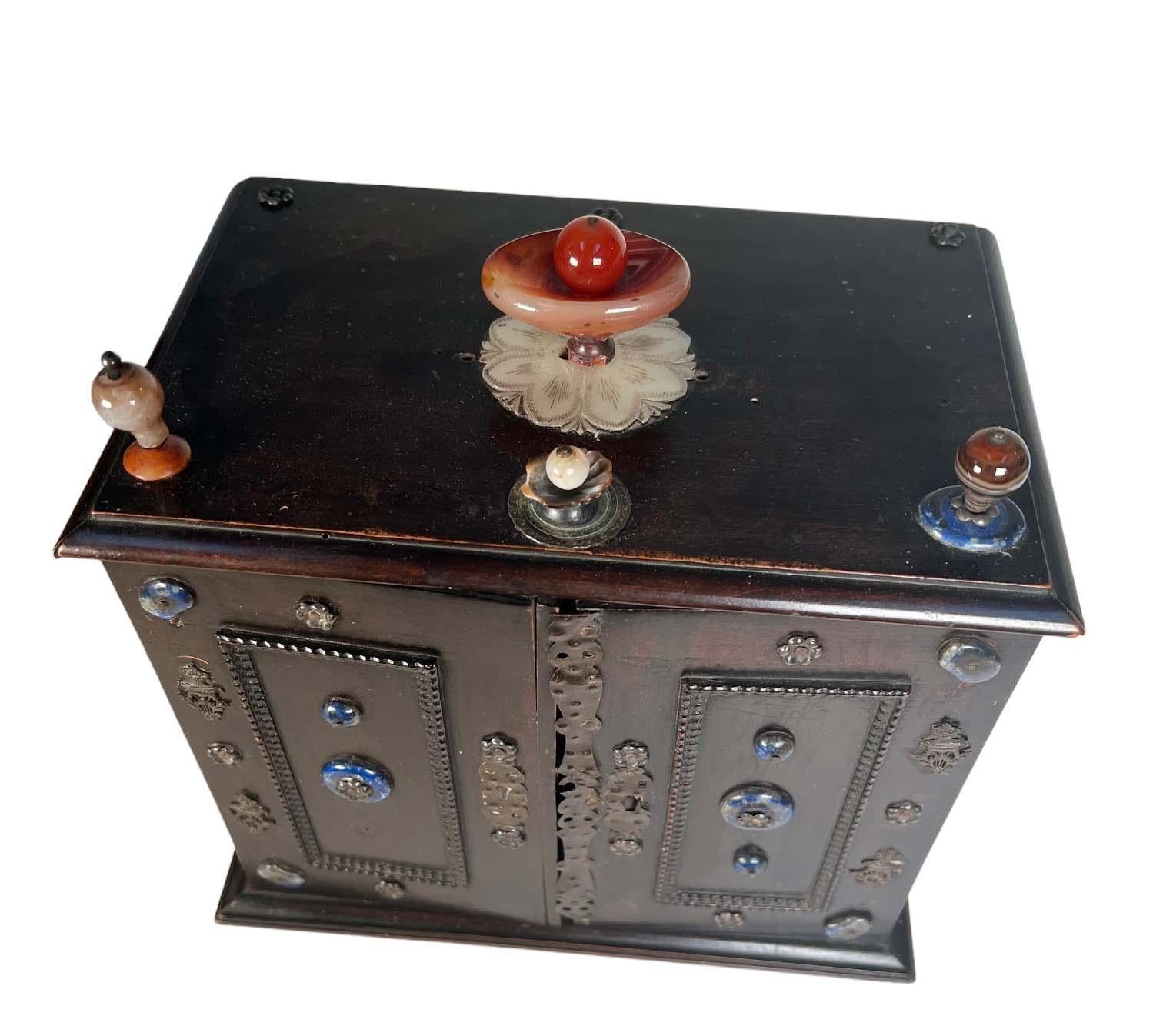Miniature cabinet italien du 18e siècle avec pierres semi-précieuses en vente 1