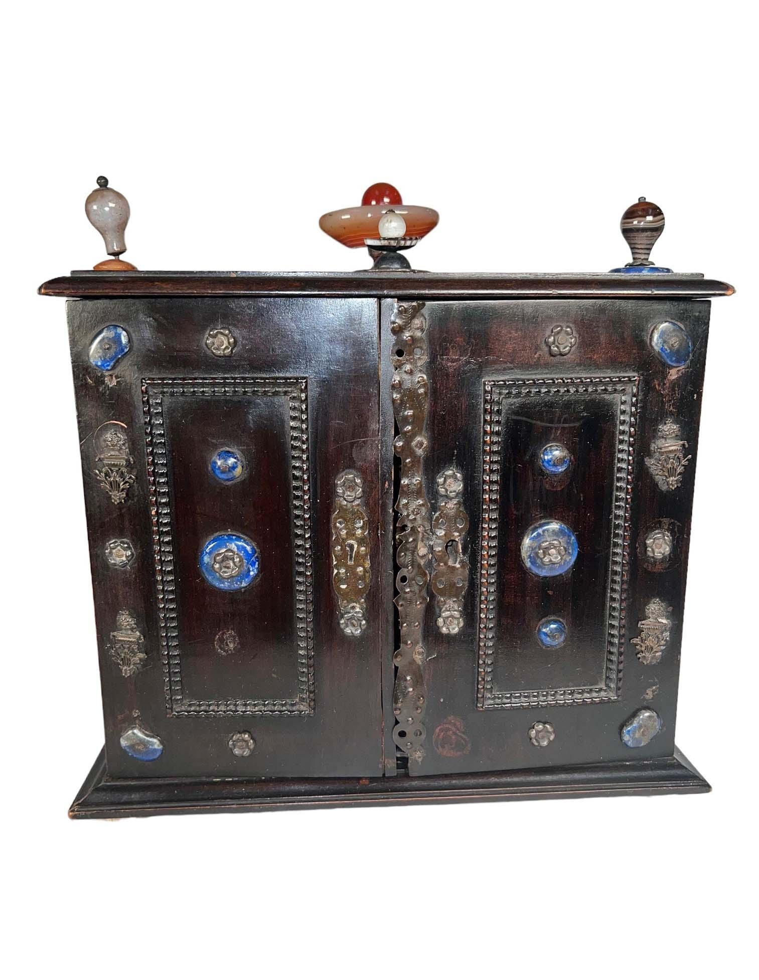 Miniature cabinet italien du 18e siècle avec pierres semi-précieuses en vente 2