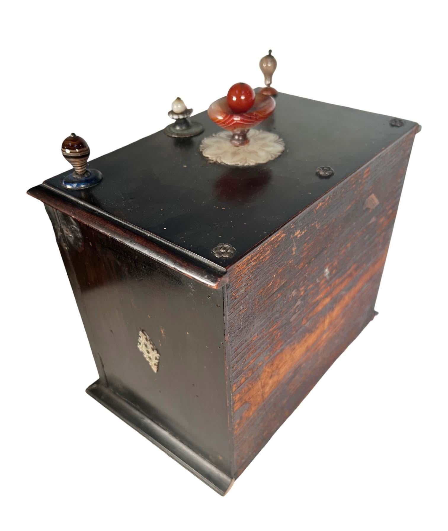 Miniature cabinet italien du 18e siècle avec pierres semi-précieuses en vente 3