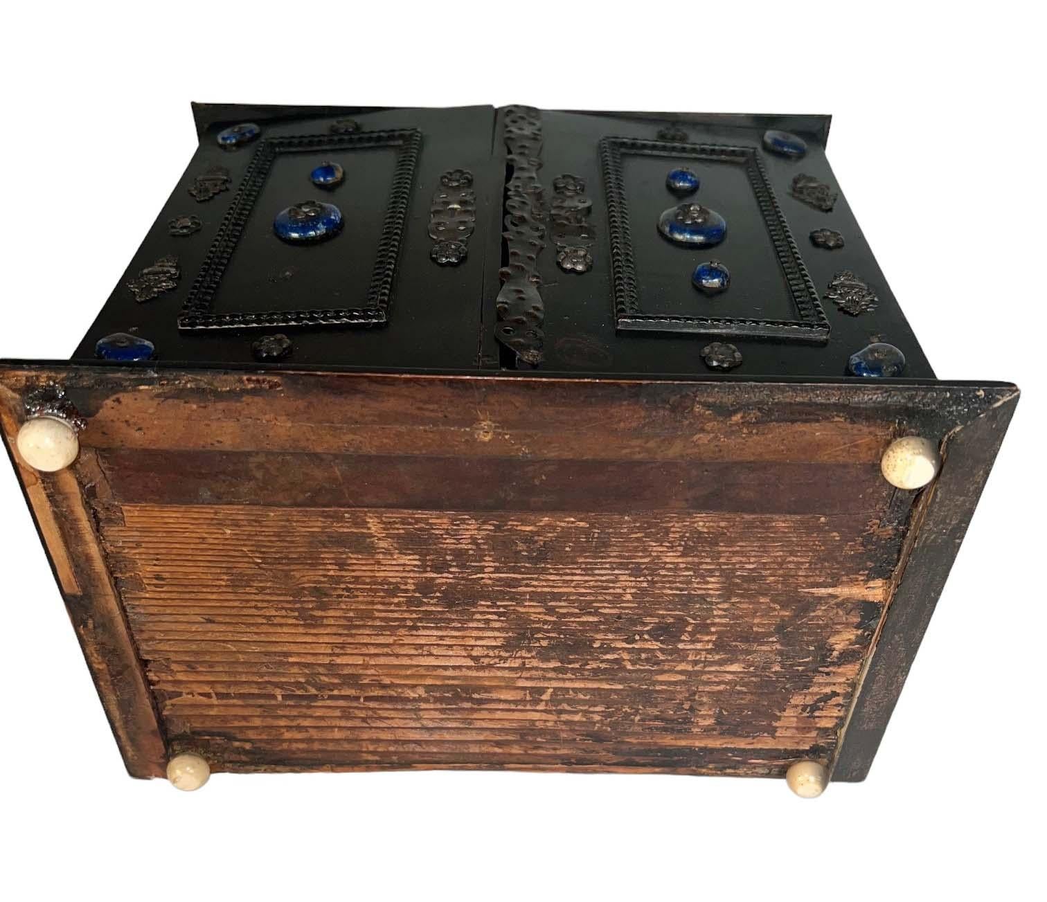 Miniature cabinet italien du 18e siècle avec pierres semi-précieuses en vente 4