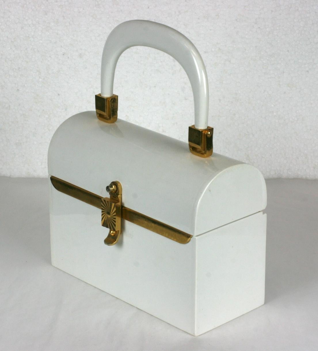 Miniatur Mod 1960's Plastic Box Bag in Kreide weiß mit vergoldeten Akzenten. Klappbare Griffe. 
6